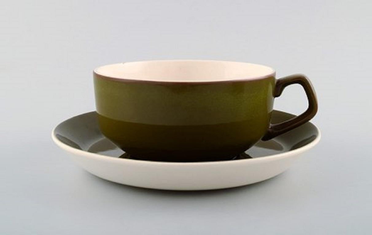 Service de table Timiana d'Aluminia en faïence. Comprenant 4 tasses à thé avec soucoupes et une théière, 1960.
En très bon état.
1ère qualité d'usine.
Estampillé.
Mesures : Diamètre de la tasse : 10,5 cm. Diamètre de la soucoupe : 16,5 cm. La