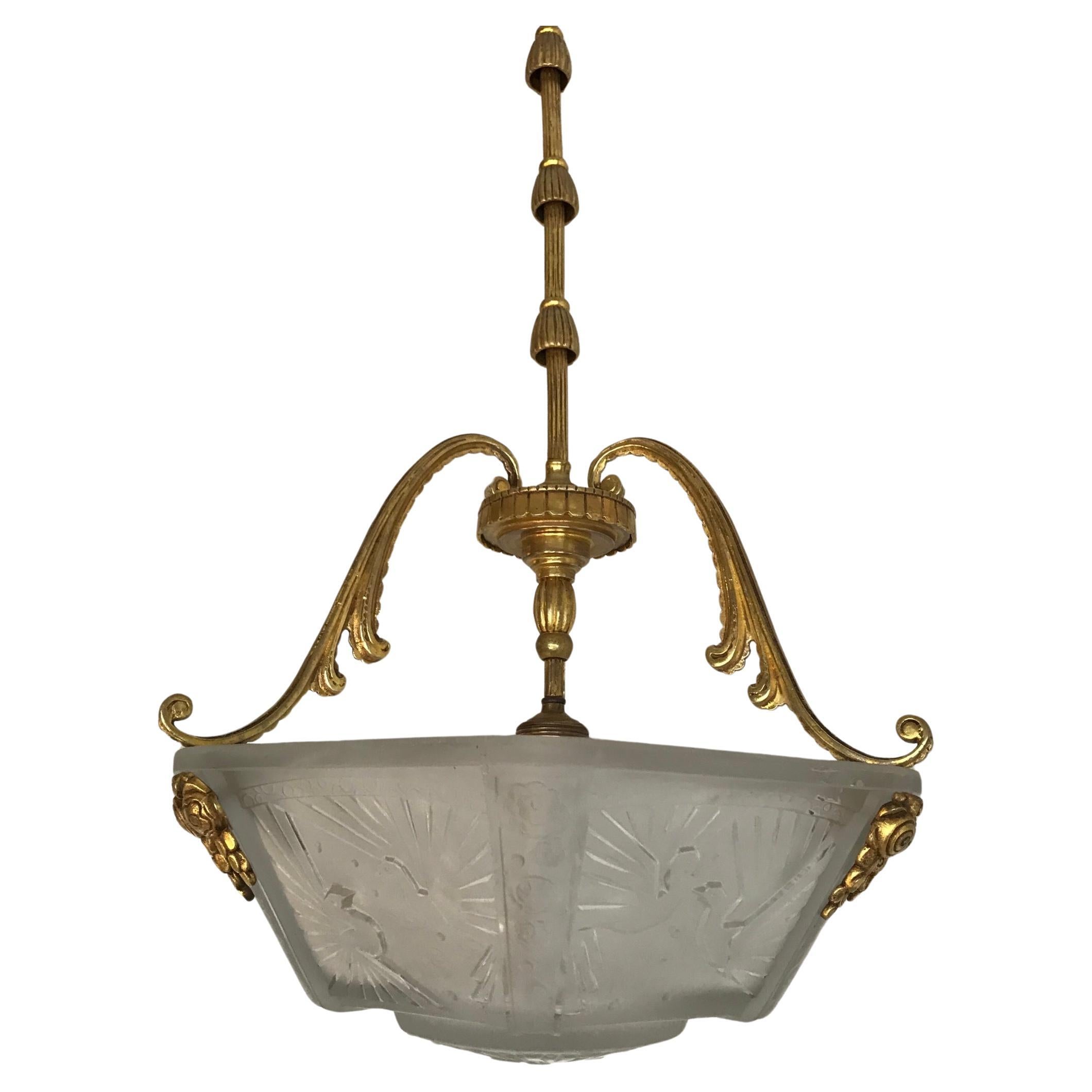 Otra ganga para los coleccionistas de colgantes Art Déco de la mejor calidad.

Esta luminaria de tamaño intemporal, elegante y práctica de principios del siglo XX viene con un tema de pavo real grabado o grabado en la impresionante pantalla de