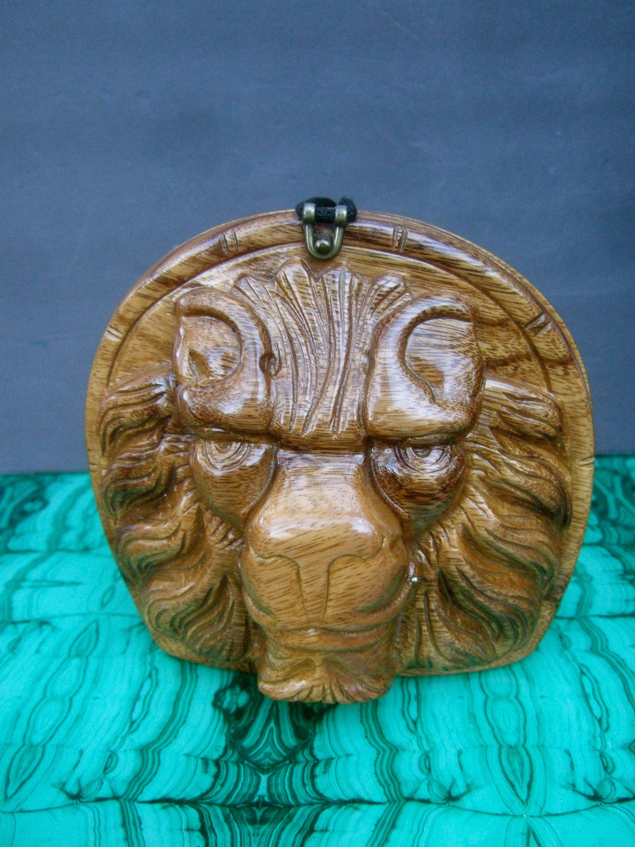 Geschnitzte Holzhandwerkliche Löwen-Umhängetasche von Timmy Woods Beverly Hills, ca. 1990er Jahre Damen im Angebot