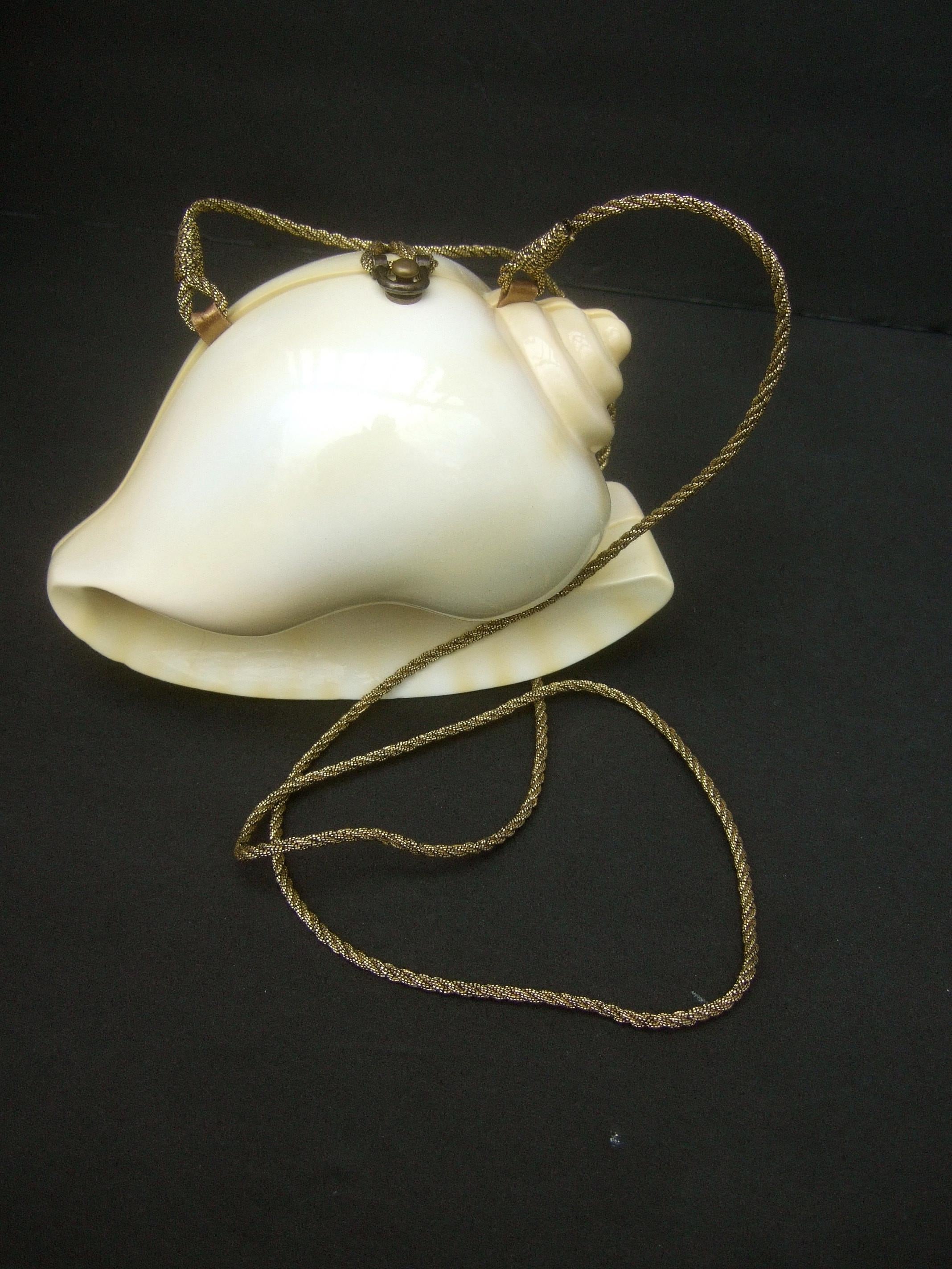 Timmy Woods Beverly Hills Carved Wood Enamel Conch Shell Artisan Handbag c 1990s In Good Condition In University City, MO