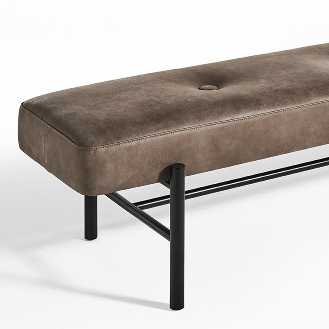 Bench Timo with seat structure upholstered and 
covered with brown genuine leather and with metal 
base in varnished finish.
Also available with other leather colors, on request.