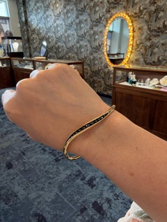Bracelet manchette « Wave » en or jaune 18 carats de Timo Krapf, serti de diamants noirs totalisant 5,75 carats