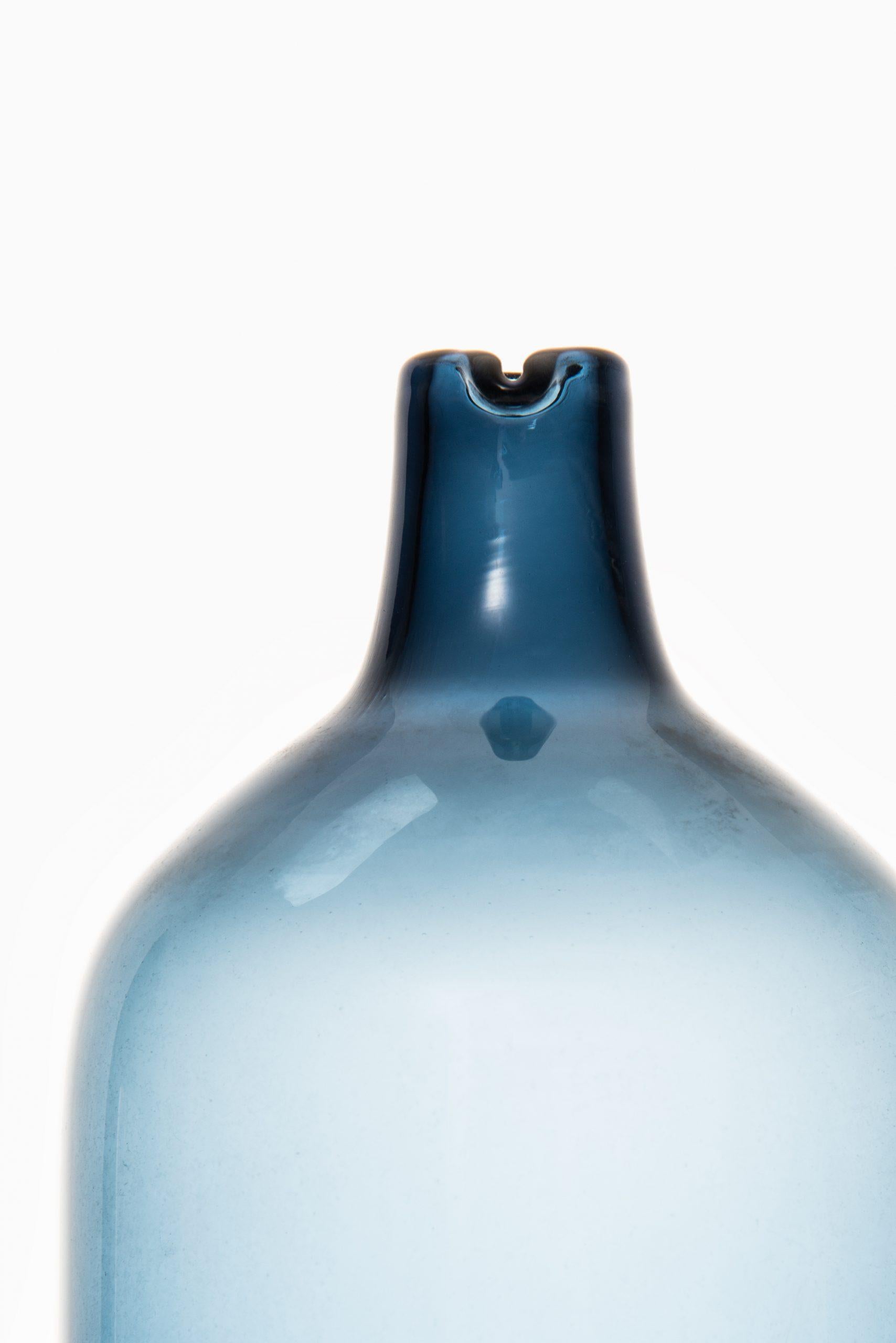 Glasflasche / Vase Modell Pullo / Vogelvase entworfen von Timo Sarpaneva. Produziert von Iittala in Finnland. 