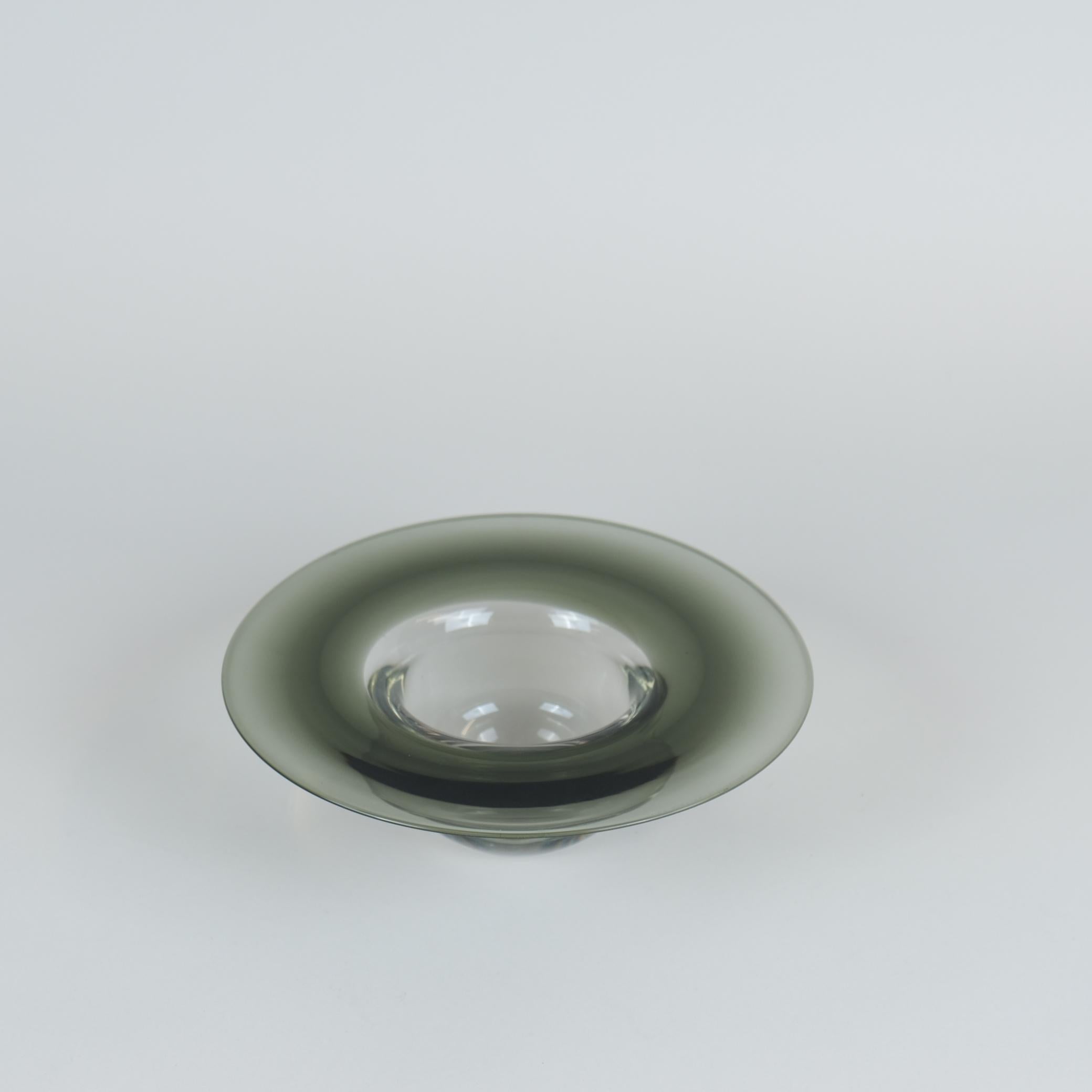 Timo Sarpaneva ha ricevuto il premio Grand Prix per quest'opera d'arte alla Triennale di Milano XI nel 1957. È stato realizzato in diversi colori. Il materiale è vetro, trasparente e viola, soffiato a vapore, svasato e tagliato. Le condizioni