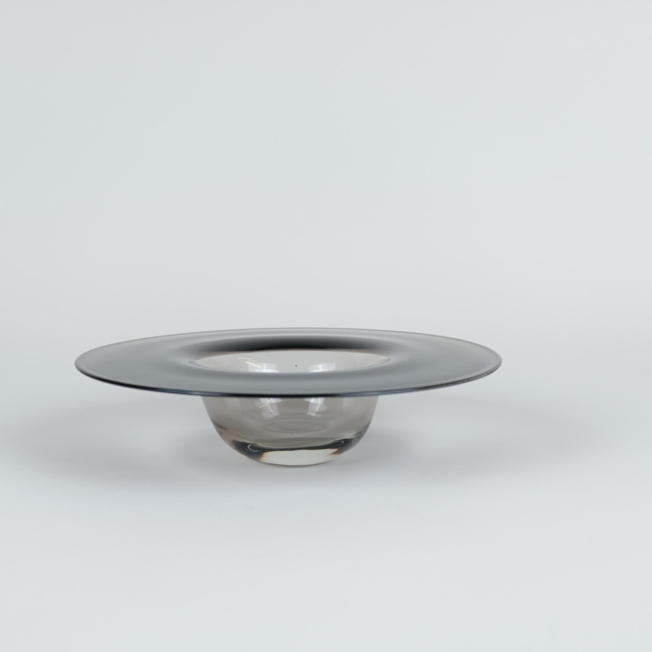 Timo Sarpaneva ha ricevuto il premio Grand Prix per quest'opera d'arte alla Triennale di Milano XI nel 1957. È stato realizzato in diversi colori. Il materiale è vetro, trasparente e viola, soffiato a vapore, svasato e tagliato. Le condizioni