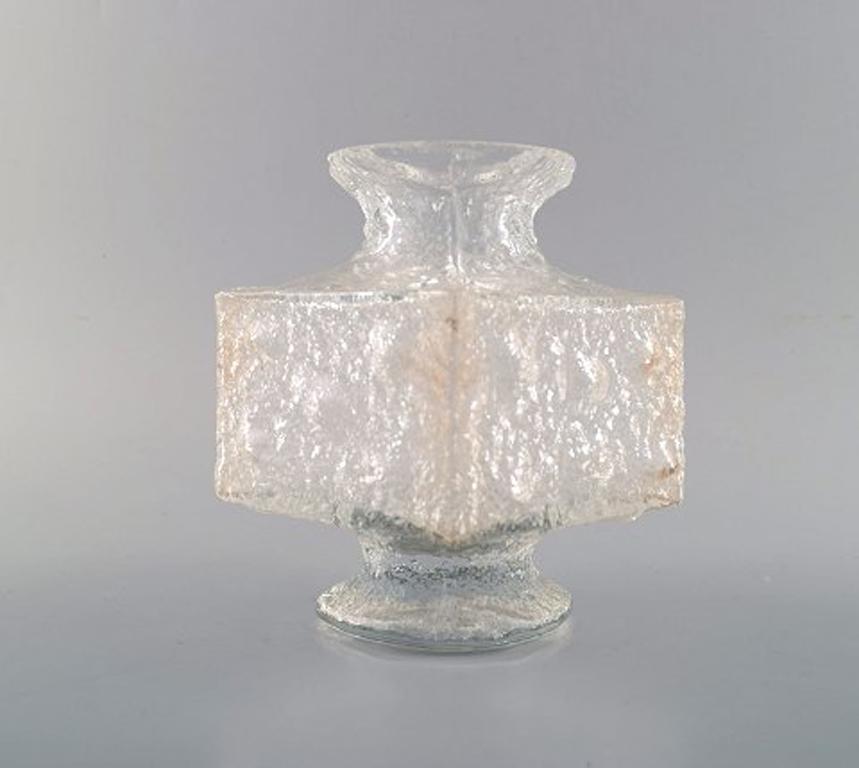 Timo Sarpaneva für Iittala, Crassus Vase aus Kunstglas.
Maße: 15 x 11 cm. 
In sehr gutem Zustand.
