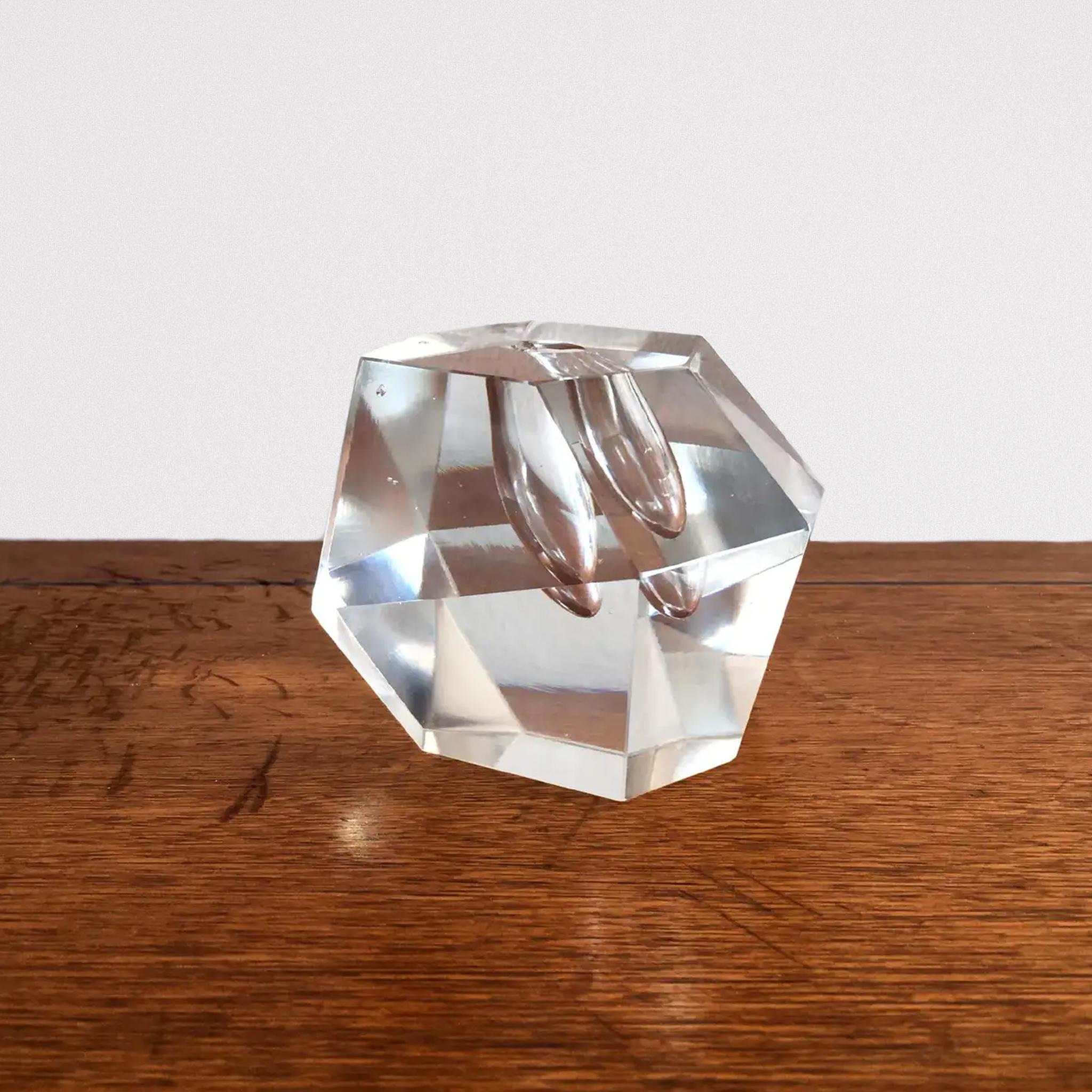 Vase élégant en cristal de Timo Sarpaneva pour Iittala Finland. La forme petite et élégante est superbe dans n'importe quel décor. S'accorde parfaitement avec le fourre-tout en cristal Val Saint Lambert, illustré. Minuscule trait de scie au sommet