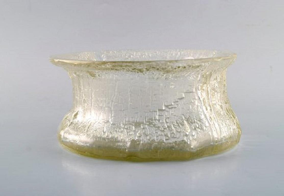 Timo Sarpaneva for Iittala. Vase in art glass, 1960s-1970s.
Measures: 14 x 10.3 cm.
In very good condition.