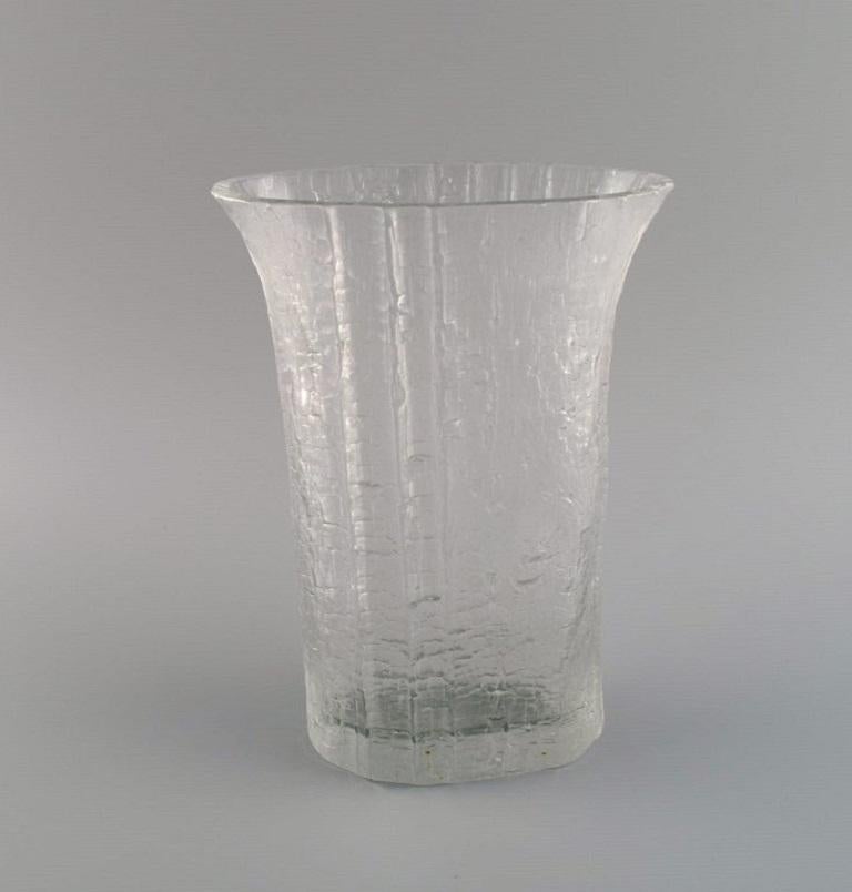 Timo Sarpaneva pour Iittala. 
Vase en verre d'art transparent soufflé à la bouche. Design finlandais, années 1960.
Mesures : 24.5 x 17 cm.
En parfait état.
Signé.