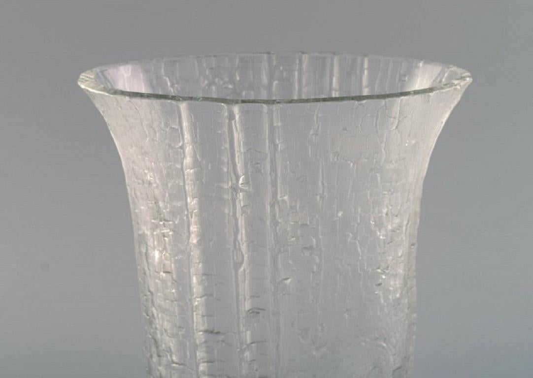 Scandinave moderne Timo Sarpaneva pour Iittala. Vase en verre d'art soufflé à la bouche transparent. Design finlandais en vente