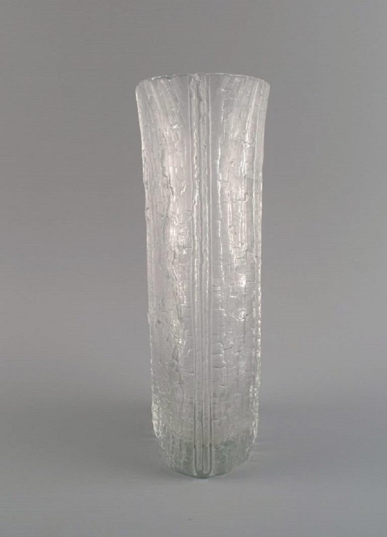 Milieu du XXe siècle Timo Sarpaneva pour Iittala. Vase en verre d'art soufflé à la bouche transparent. Design finlandais en vente