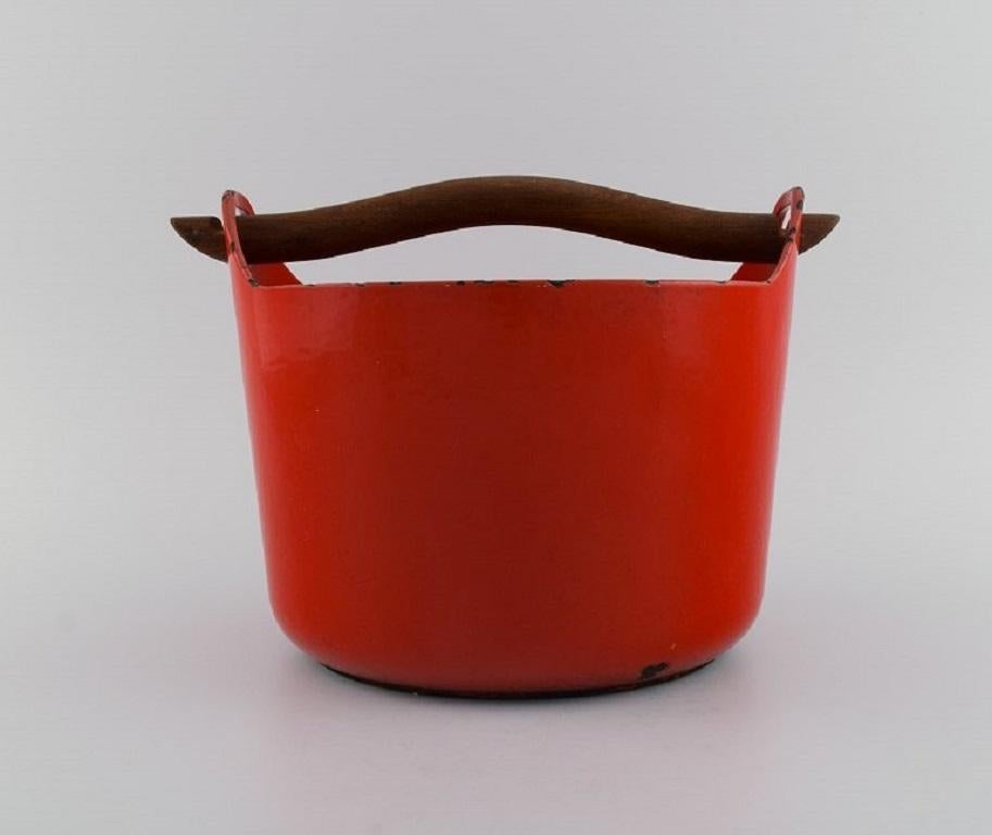 Timo Sarpaneva for Rosenlew, Finland. 
Cast iron casserole in red enamel with a wooden handle. Mid-20th century.
Measures: 26 x 18.5 cm.
In excellent condition.
Stamped.