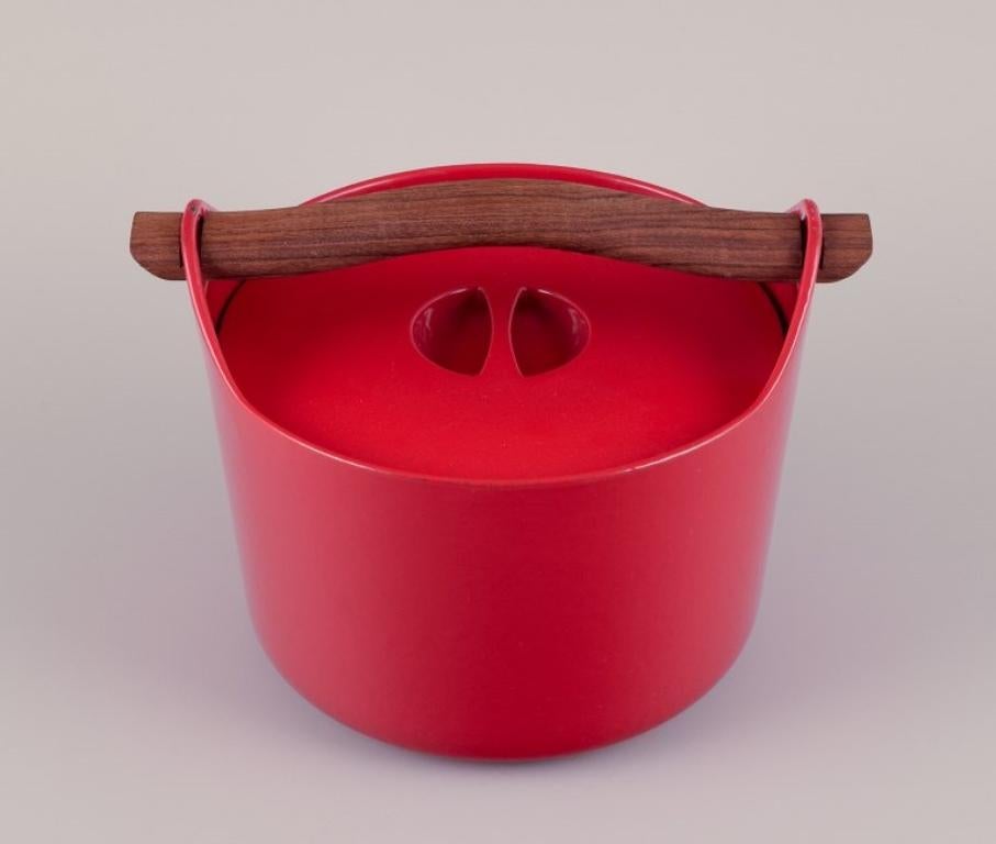 Scandinavian Modern Timo Sarpaneva for Rosenlew, Finland. Cast iron pot in red enamel, 1960s/70s For Sale