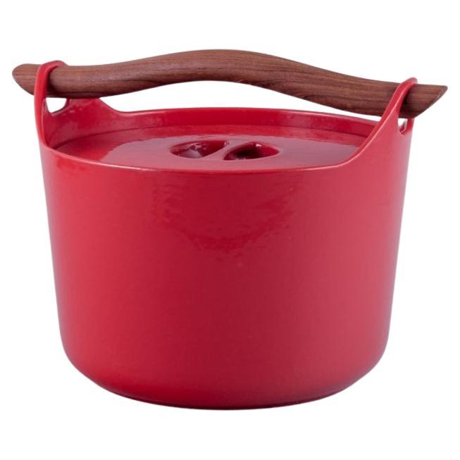 Timo Sarpaneva for Rosenlew, Finland. Cast iron pot in red enamel, 1960s/70s For Sale