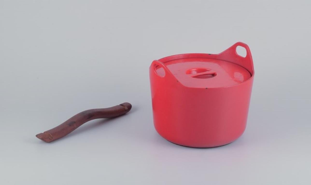 Timo Sarpaneva for Rosenlew, Finland. 
Cast iron pot in red enamel with wooden handle.
From the 1960s/1970s.
Marked.
In good condition, with minimal enamel wear.
Dimensions: H 18.0 cm x 22.5 cm without handle.