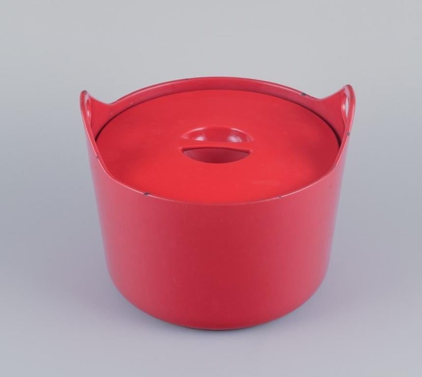 Scandinavian Modern Timo Sarpaneva for Rosenlew, Finland. Cast iron pot in red enamel. For Sale