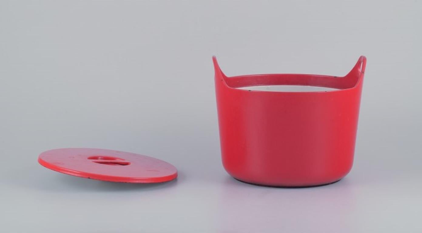 Timo Sarpaneva for Rosenlew, Finland. Cast iron pot in red enamel. In Good Condition For Sale In Copenhagen, DK