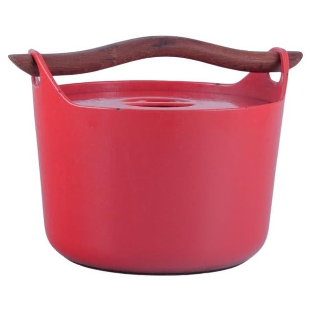 Timo Sarpaneva for Rosenlew, Finland. Cast iron pot in red enamel. For Sale