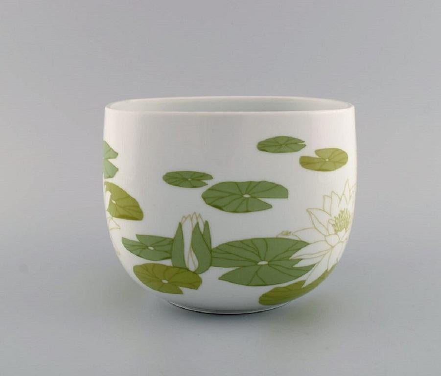 Timo Sarpaneva for Rosenthal. 
Rare Suomi bowl in porcelain decorated with water lilies. 1970s / 80s.
Measures: 17.5 x 14 cm.
In excellent condition.
Stamped.