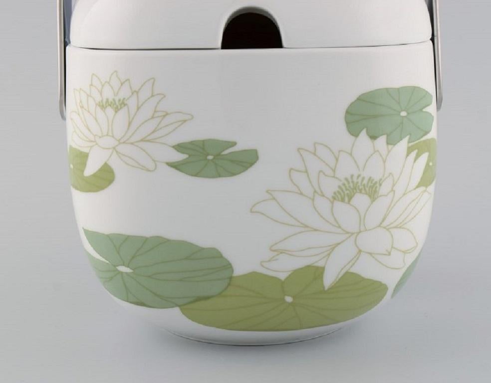Timo Sarpaneva for Rosenthal. 
Rare Suomi ice bucket in porcelain decorated with water lilies. 1970s / 80s.
Measures: 20 x 18 cm.
In excellent condition.
Stamped.