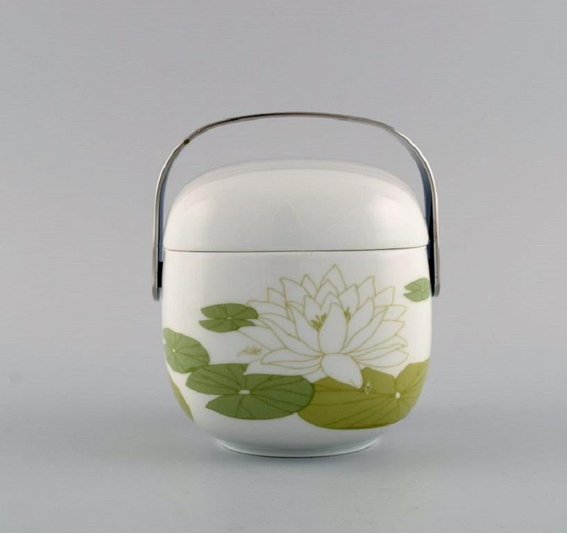 Timo Sarpaneva for Rosenthal. 
Rare Suomi ice bucket in porcelain decorated with water lilies. 1970s / 80s.
Measures: 13 x 11 cm.
In excellent condition.
Stamped.