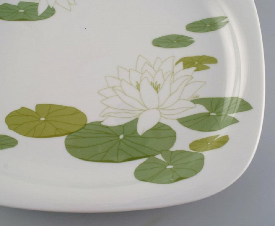 Timo Sarpaneva for Rosenthal. 
Rare Suomi porcelain serving dish decorated with water lilies. 1970s / 80s.
Measures: 33 x 27 x 3.5 cm.
In excellent condition.
Stamped.