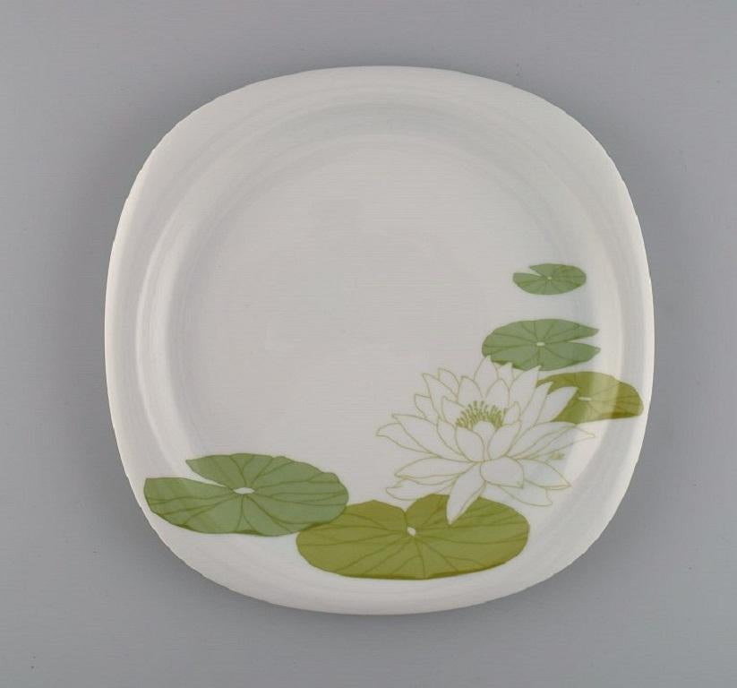 Timo Sarpaneva for Rosenthal. 
Six rare Suomi porcelain dinner plates decorated with water lilies. 1970s / 80s.
Diameter: 24.5 cm.
In excellent condition.
Stamped.