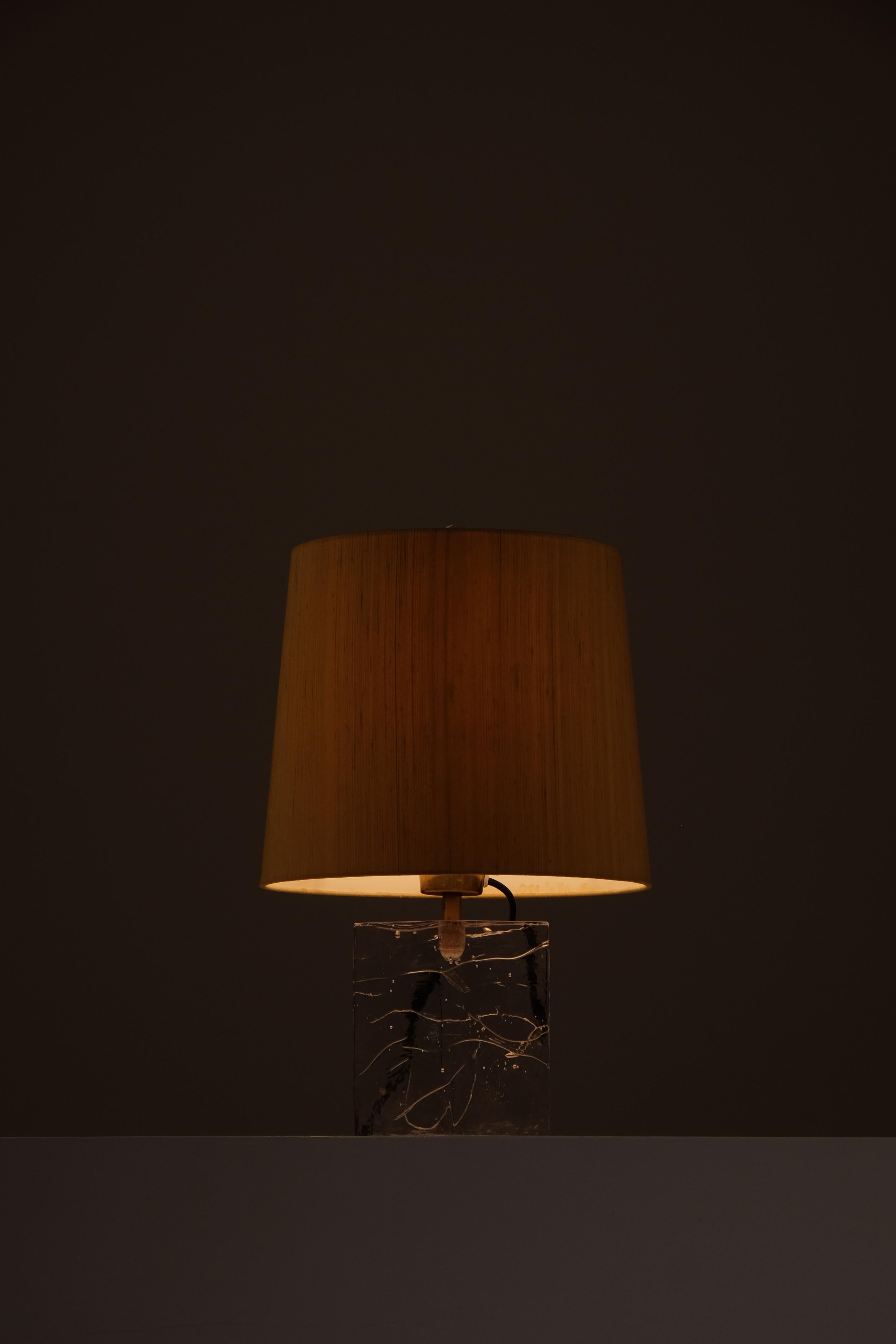 Lampe de table en verre et laiton de Timo Sarpaneva, Finlande, années 1960.