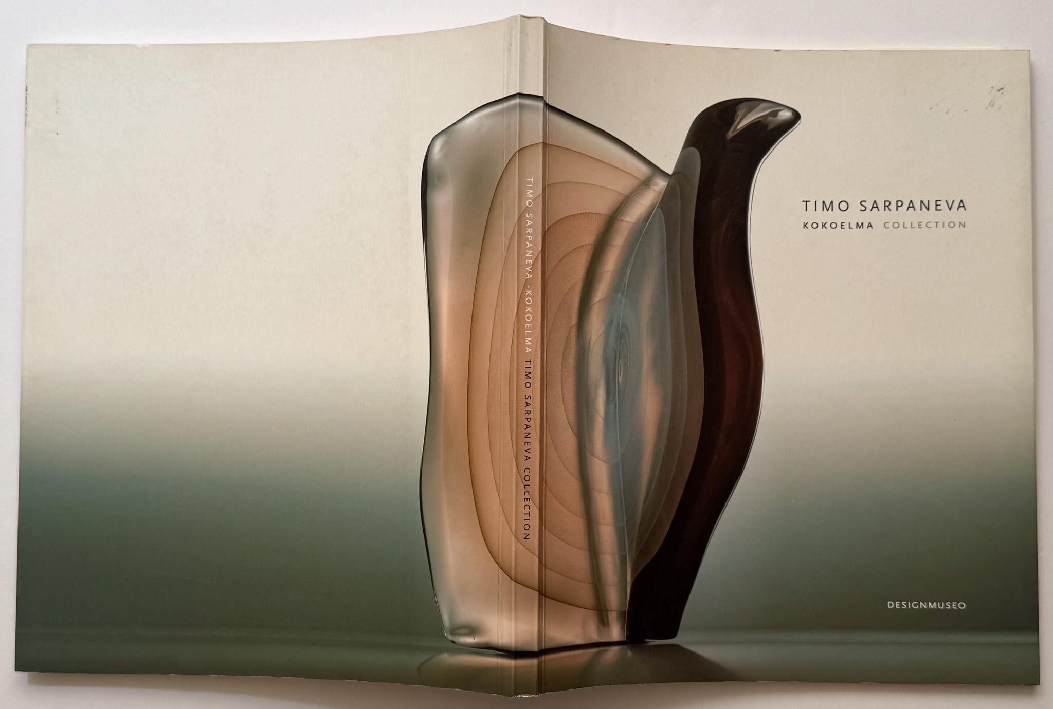 Monografia sulla collezione di Timo Sarpaneva presso il Design/One di Helsinki, una parte del Museo Finlandese di Arte e Design, pubblicata dal Museo nel 2002. Sarpaneva (1926-2006) è stato un designer, scultore ed educatore finlandese il cui lavoro