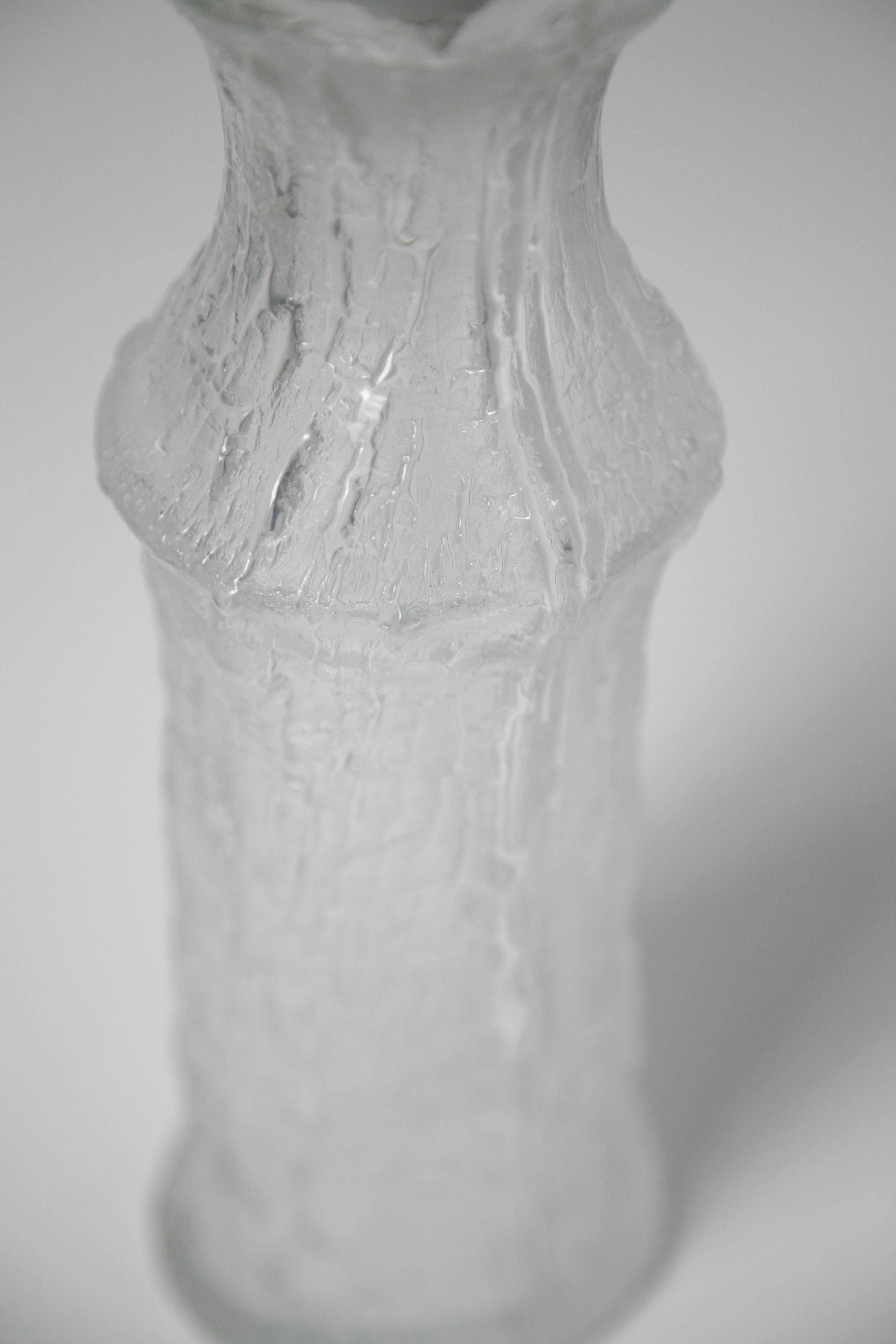 Paire de lampes Timo Sarpaneva en verre clair avec une texture d'écorce d'arbre, pour la société finlandaise Iittala vendue par Luxus Suède, conçues dans les années 1960, verre clair avec une texture semblable à l'écorce d'un arbre, aspect mat,