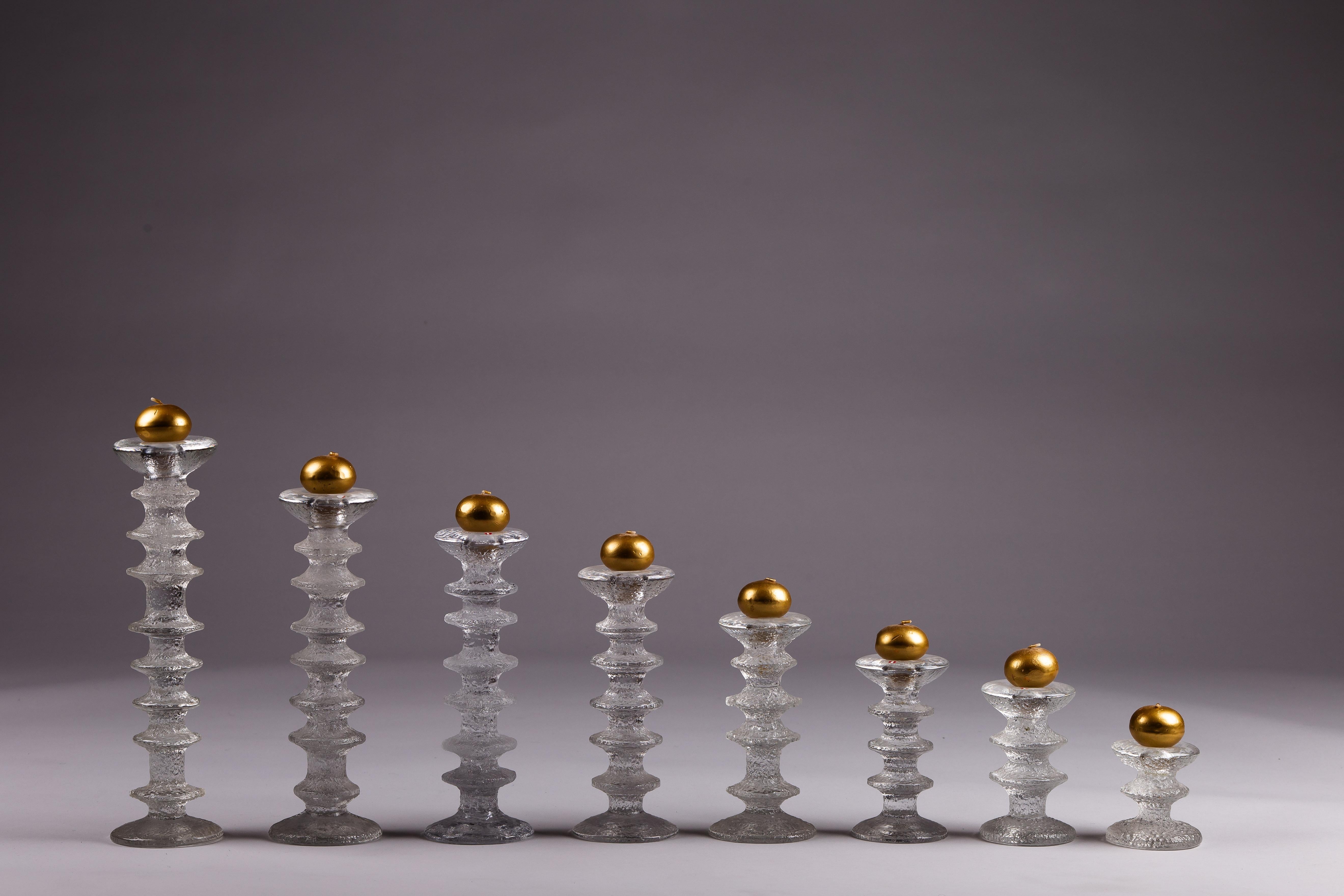 Scopri l'eleganza senza tempo dei candelieri in vetro Festivo di Timo Sarpaneva degli anni '60. Celebri per il loro design iconico, questi candelieri sono un segno distintivo del Design/One scandinavo, realizzati da Iittala in Finlandia. Questo set