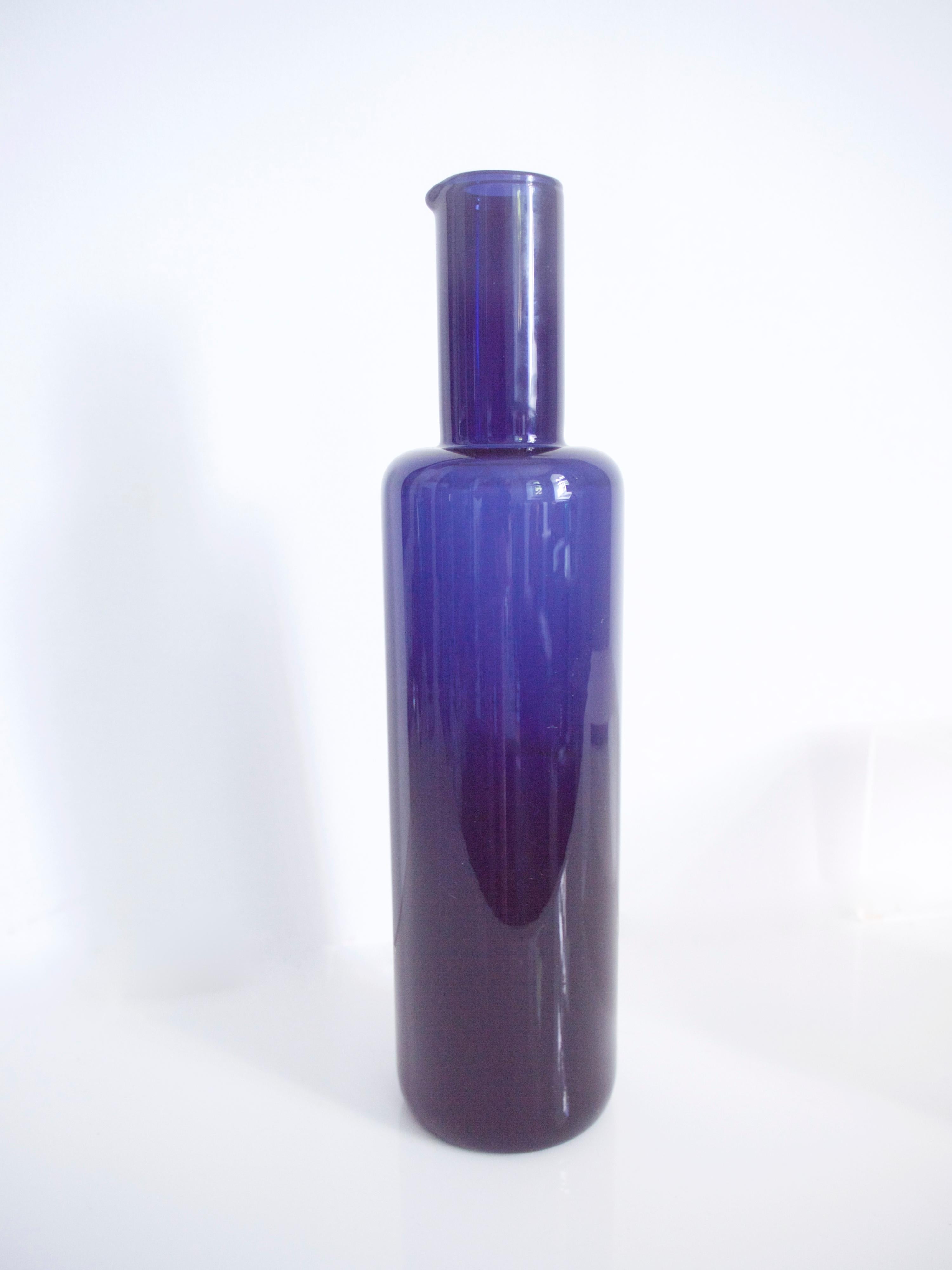 Timo Sarpaneva style Scandinavian decanter early 1960s the form and function of the decanter suggests Sarpaneva, the cobalt blue glass, Holmegaard.

Measures: Height 30 cms
Diameter 7.5 cms
Weight 0.570 kgs.



 