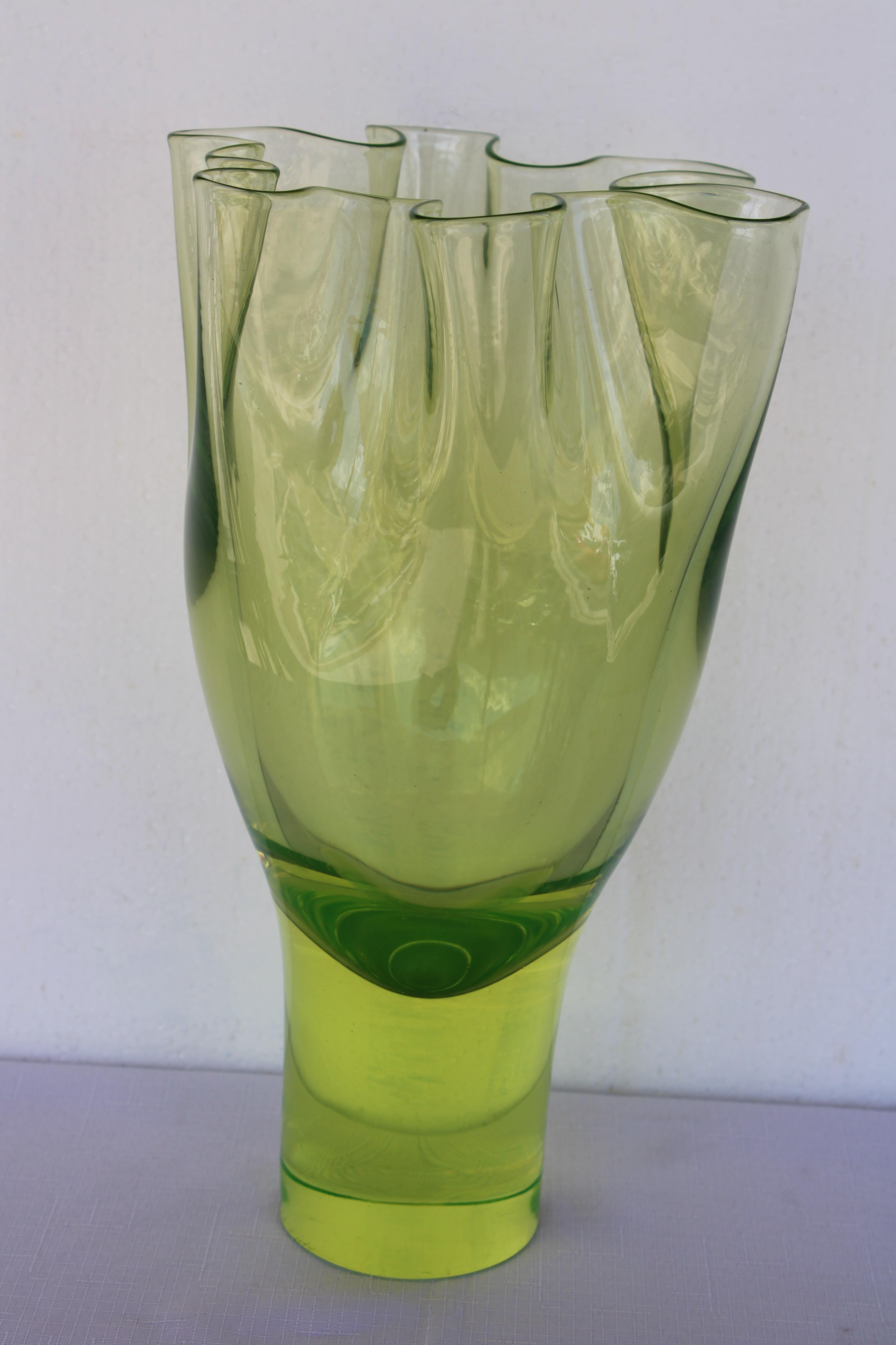 Timo Sarpaneva Vase (Chartreuse) für Venini.  Die Vase ist 13