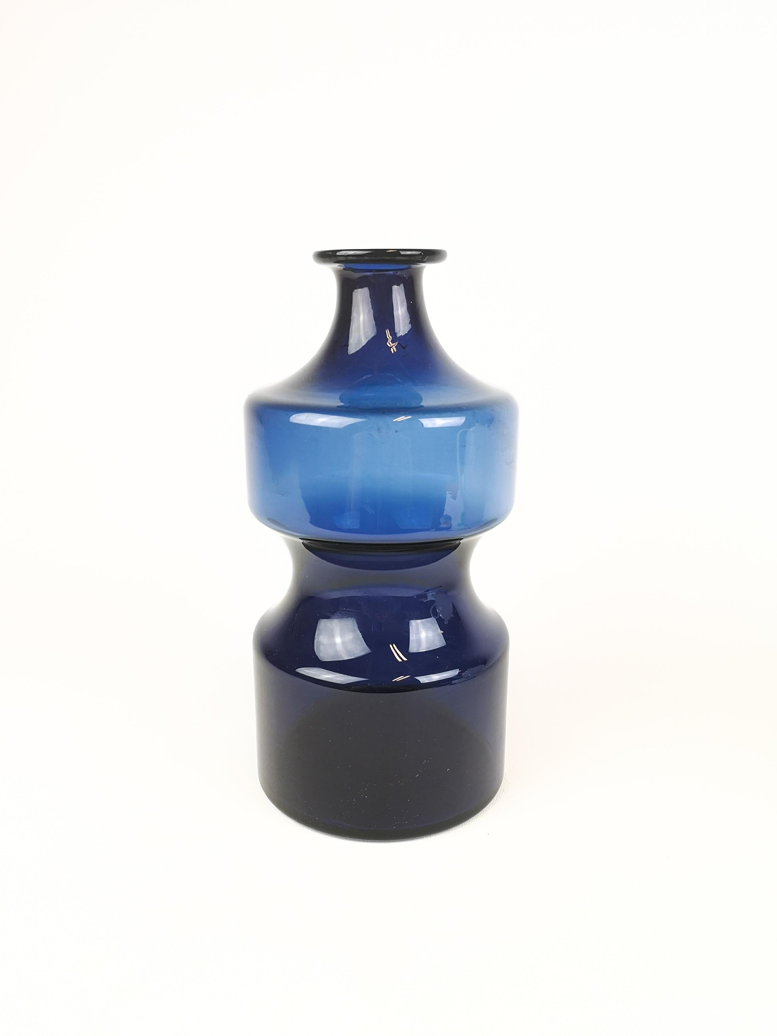 A great looking blue vase created by Timo Sarpaneva for Iittala in the 1970s. Singed T.S under bottom.

Measures: H 25 cm, D 13 cm.
 