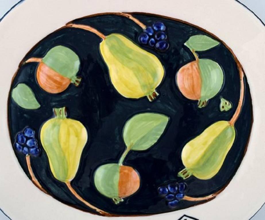 Timo Sarvimäki pour la Maison du design. Grand plat avec des fruits.
Suède, années 1960.
Mesures : 33 cm. x 29,5 cm. x 4 cm. de profondeur.
Signé.
En parfait état.