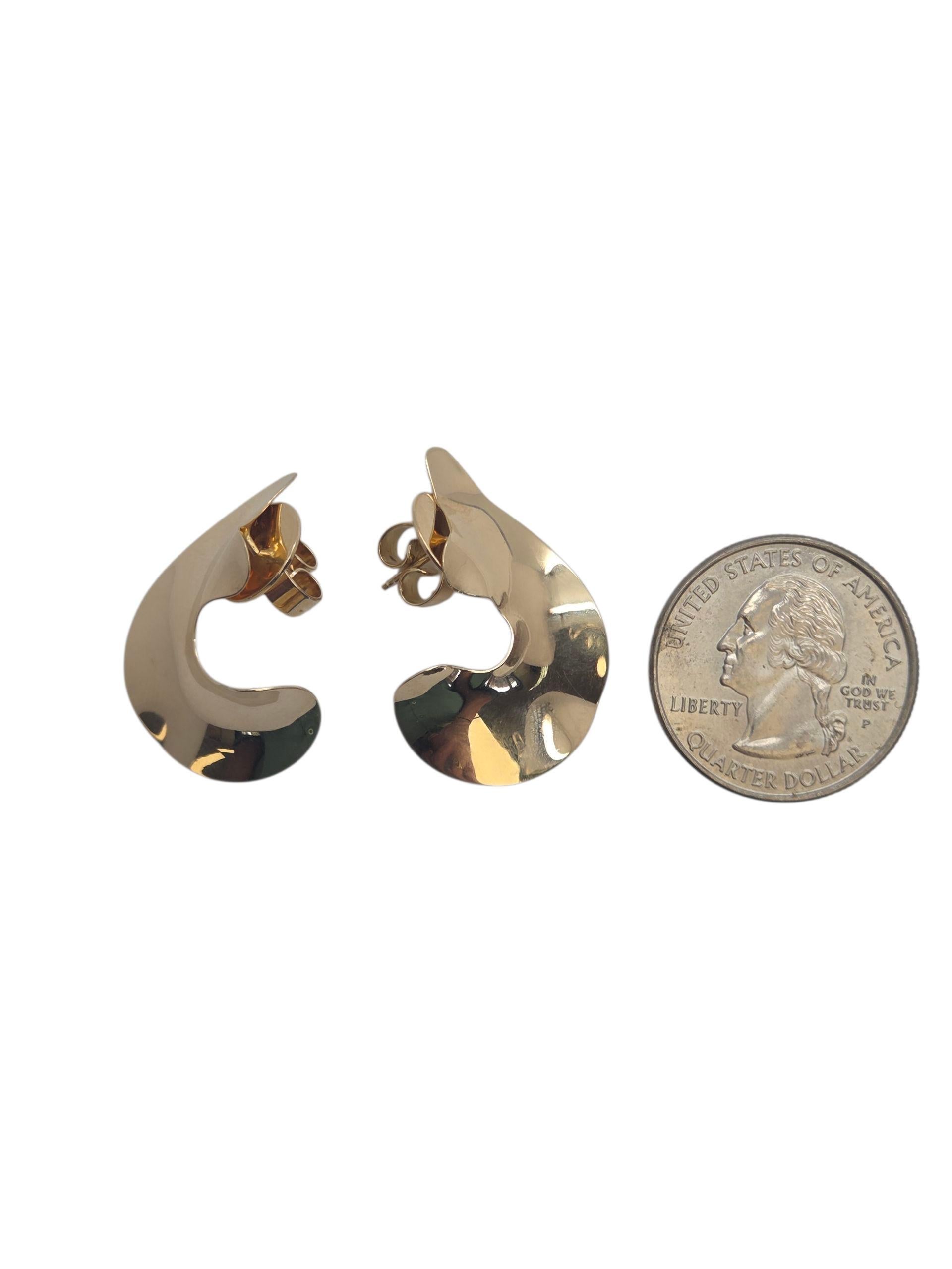 Orecchini astratti in oro giallo 14k Timothy Grannis

Artistici e particolari, questi orecchini con design astratto in oro 14k di Timothy Grannis mostrano una forma scultorea e libera con un bagliore ricco e lucido. Un mix sorprendente di creatività