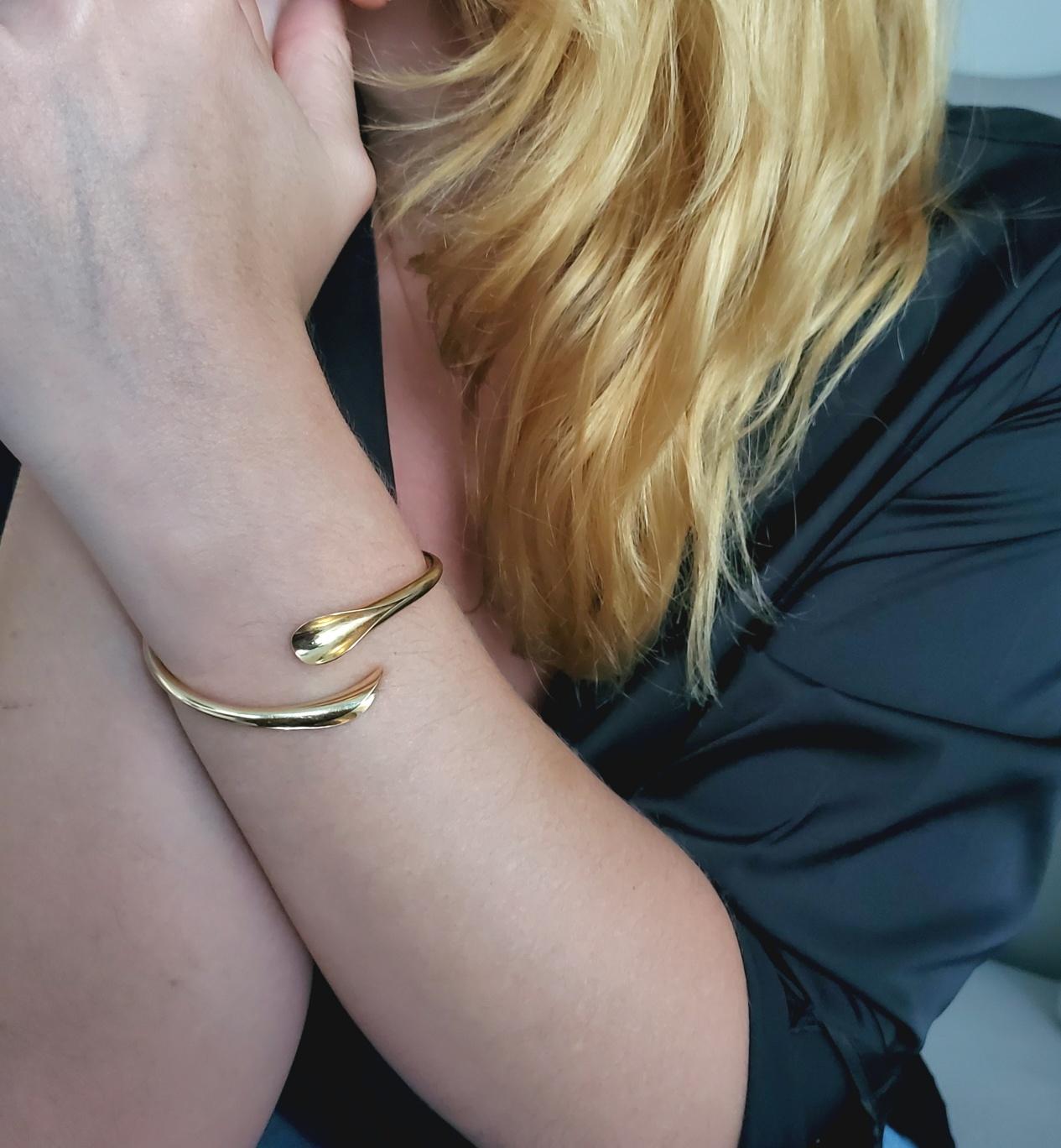 Bangle cuff bracelet designed by Timothy Grannis (1949 - 2016).

Beautiful sleek bangle cuff bracelet, created in Vermont by the designer and goldsmith Timothy Grannis, back in the late 1970's. This beautiful piece has been crafted in the shape of a