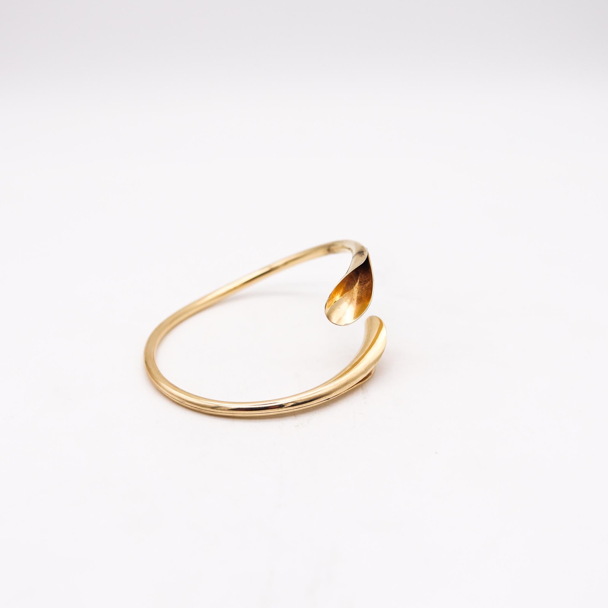 Timothy Grannis 1970 Sculptural Lilies Bangle Cuff Bracelet in 14Kt Yellow Gold In Excellent Condition In Miami, FL