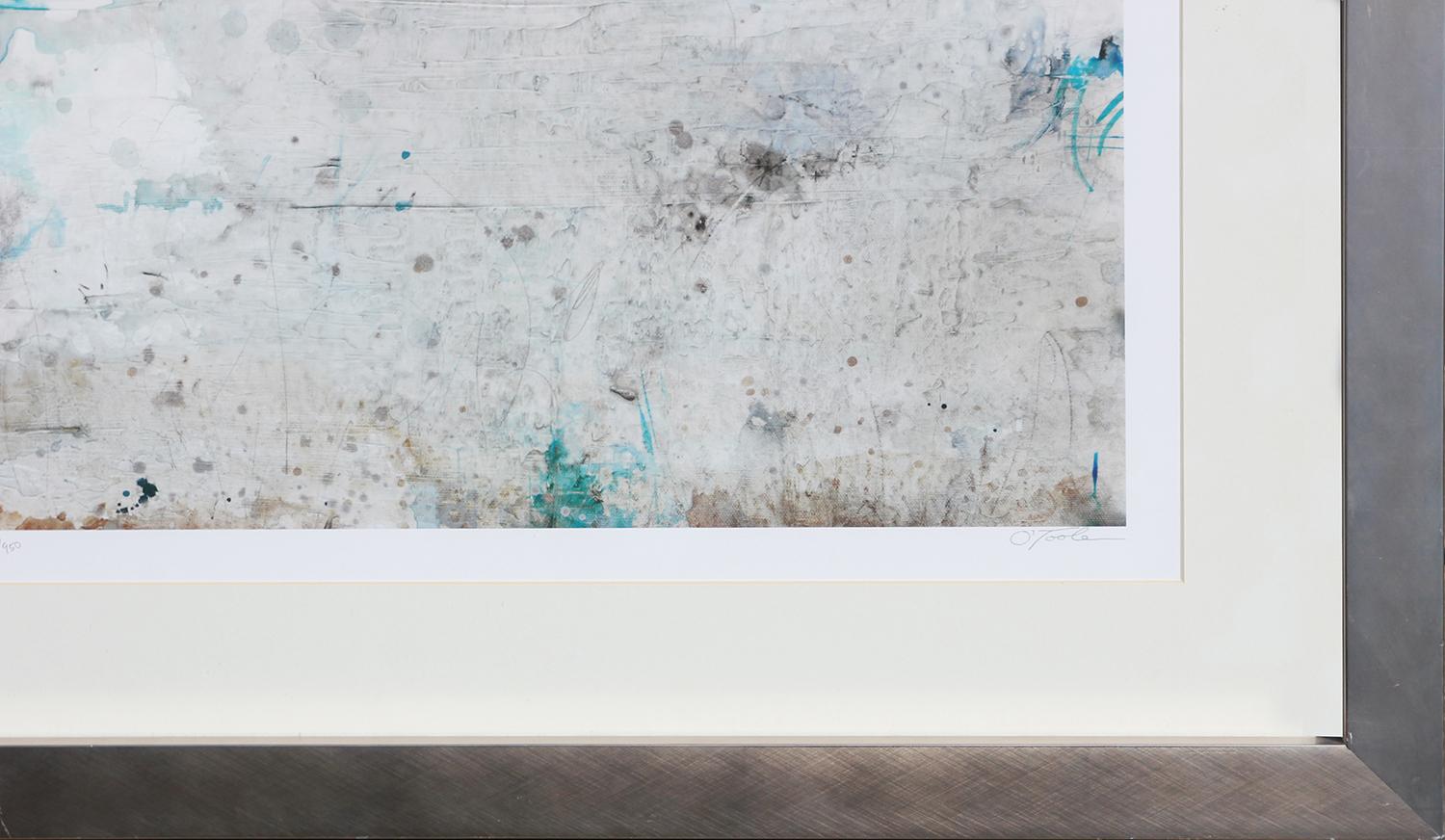 Abstrakte Landschaft in blauen und grauen Farbtönen als Digitaldruck des Künstlers Timothy O'Toole aus Ohio. Dieser skurrile Druck zeigt ein spiegelndes Gewässer entlang eines Horizonts. Dieses Stück hat die Auflage 371/950. Gerahmt und mattiert in