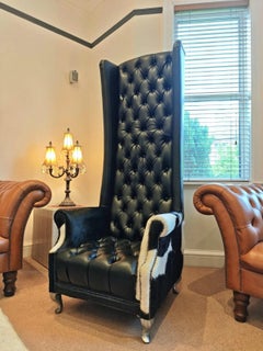 Poltrona Chesterfield Throne di Timothy Oulton in pelle nera e pelle di vacchetta naturale