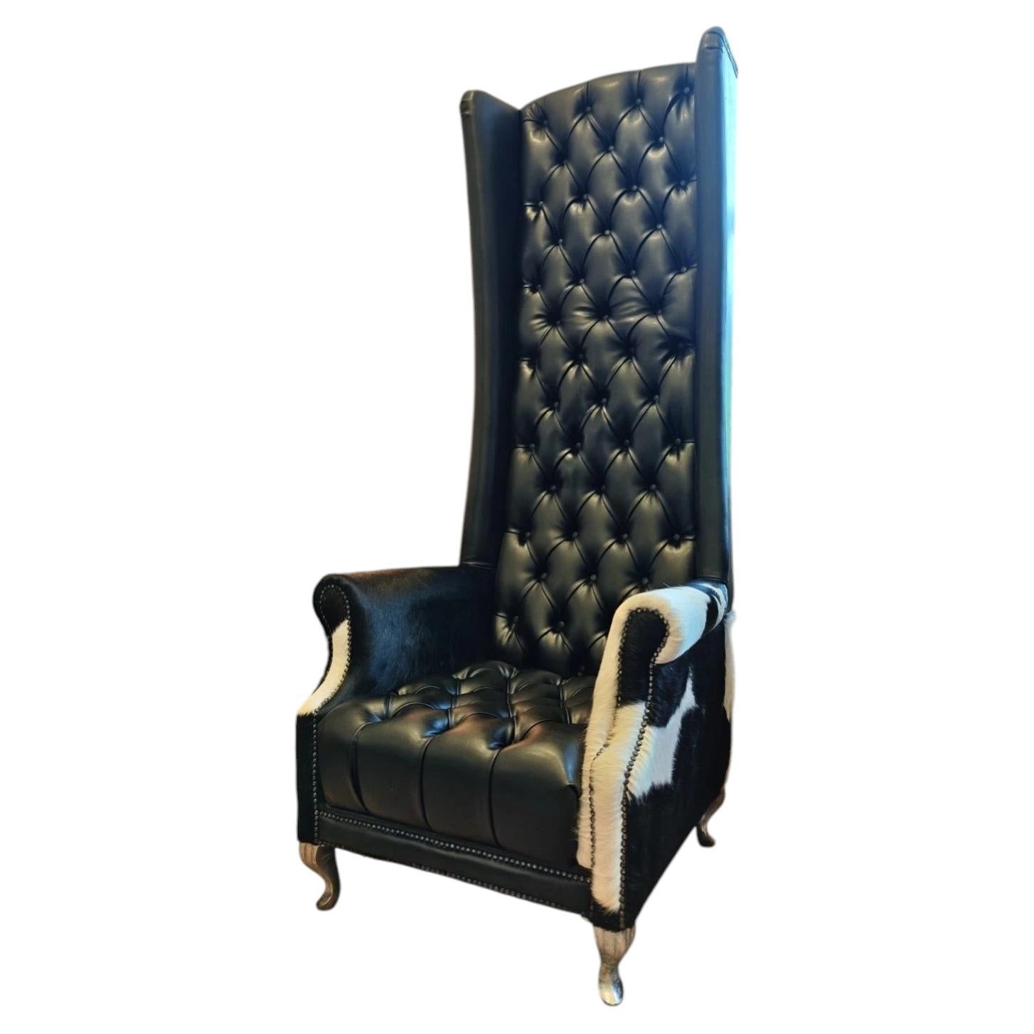 Poltrona Chesterfield Throne di Timothy Oulton in pelle nera e pelle di vacchetta naturale