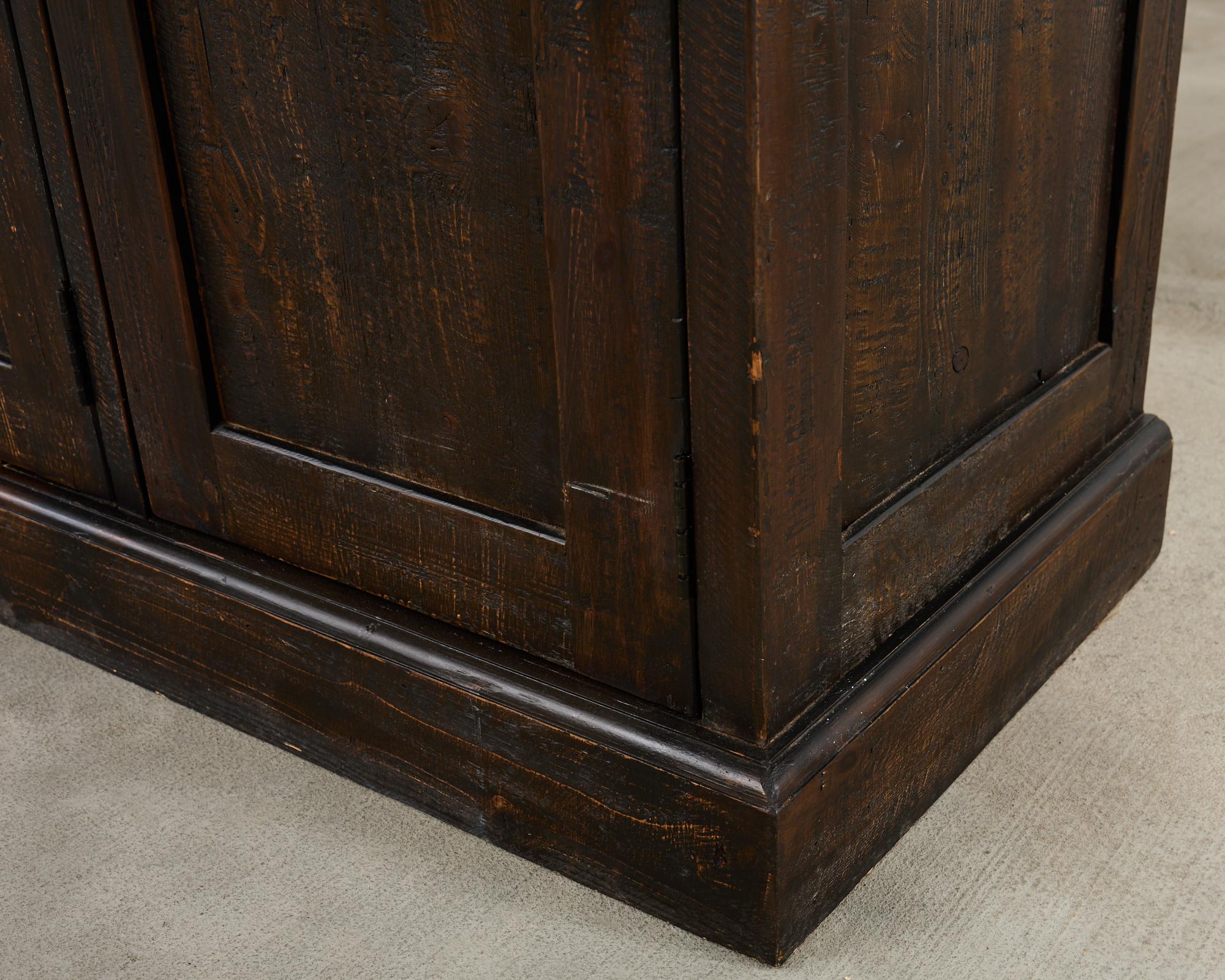 Timothy Oulton Design Englischer Winzerschrank aus Altholz im Angebot 4