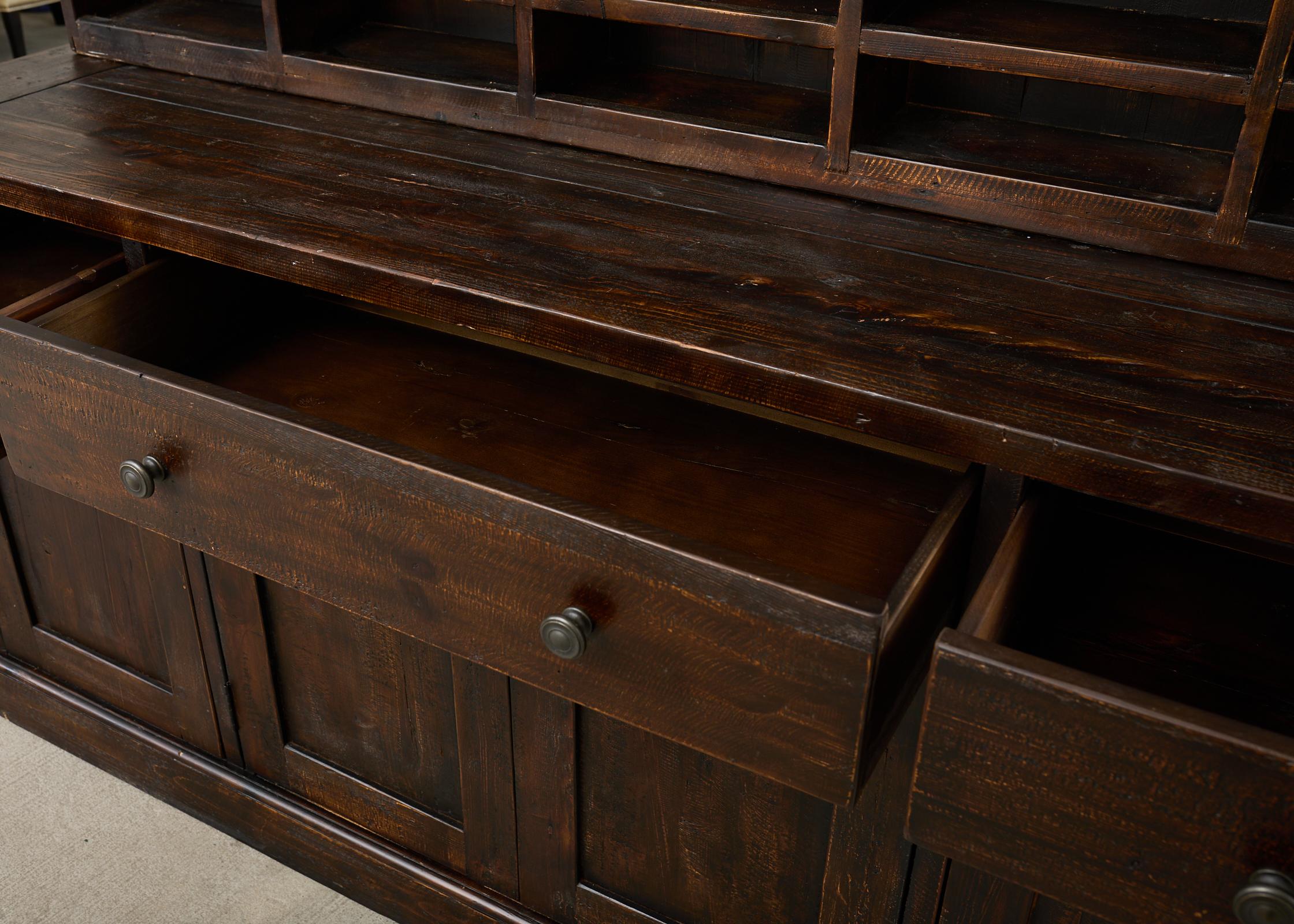 Timothy Oulton Design Englischer Winzerschrank aus Altholz im Angebot 5