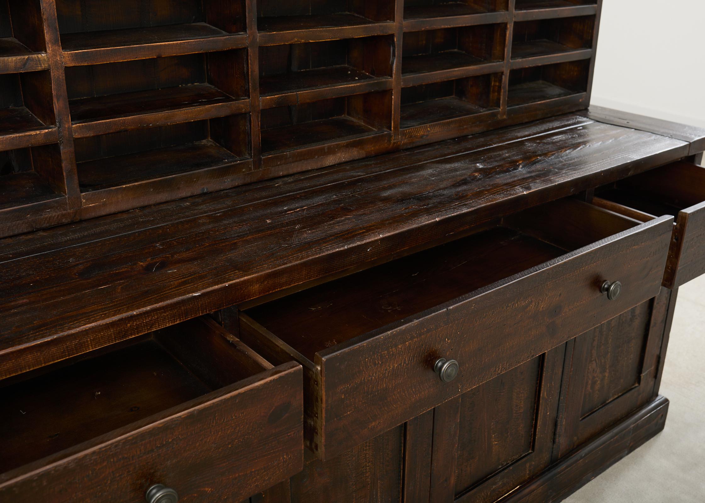 Timothy Oulton Design Englischer Winzerschrank aus Altholz im Angebot 6