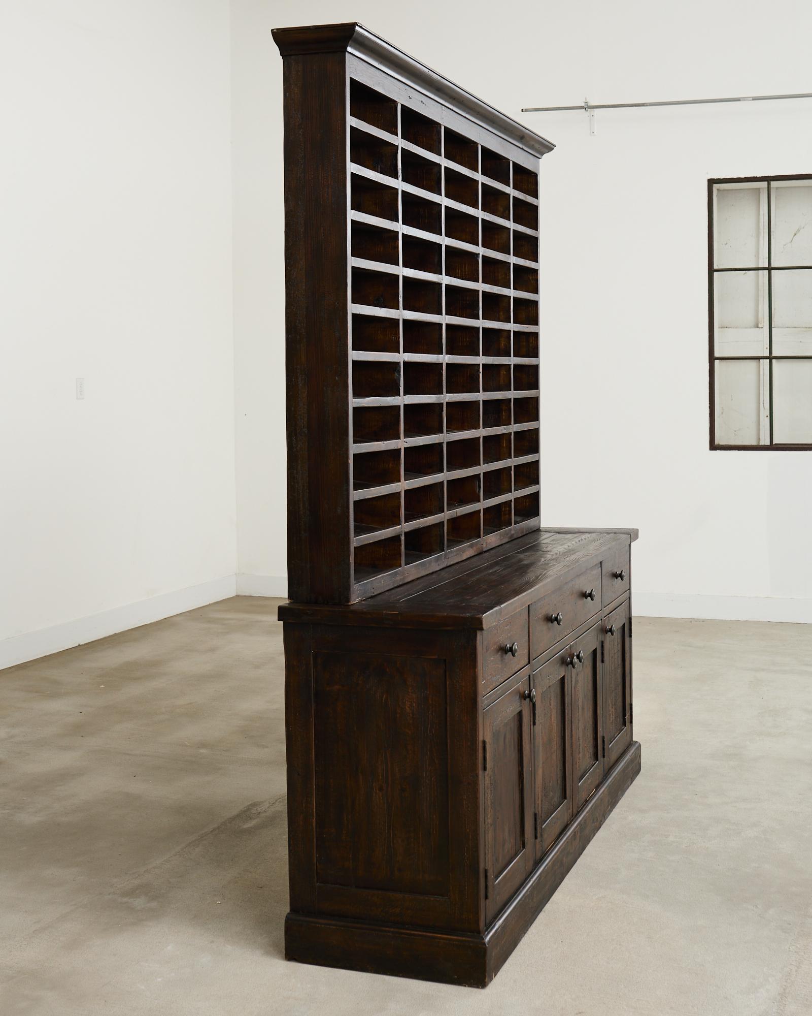Timothy Oulton Design Englischer Winzerschrank aus Altholz im Angebot 8