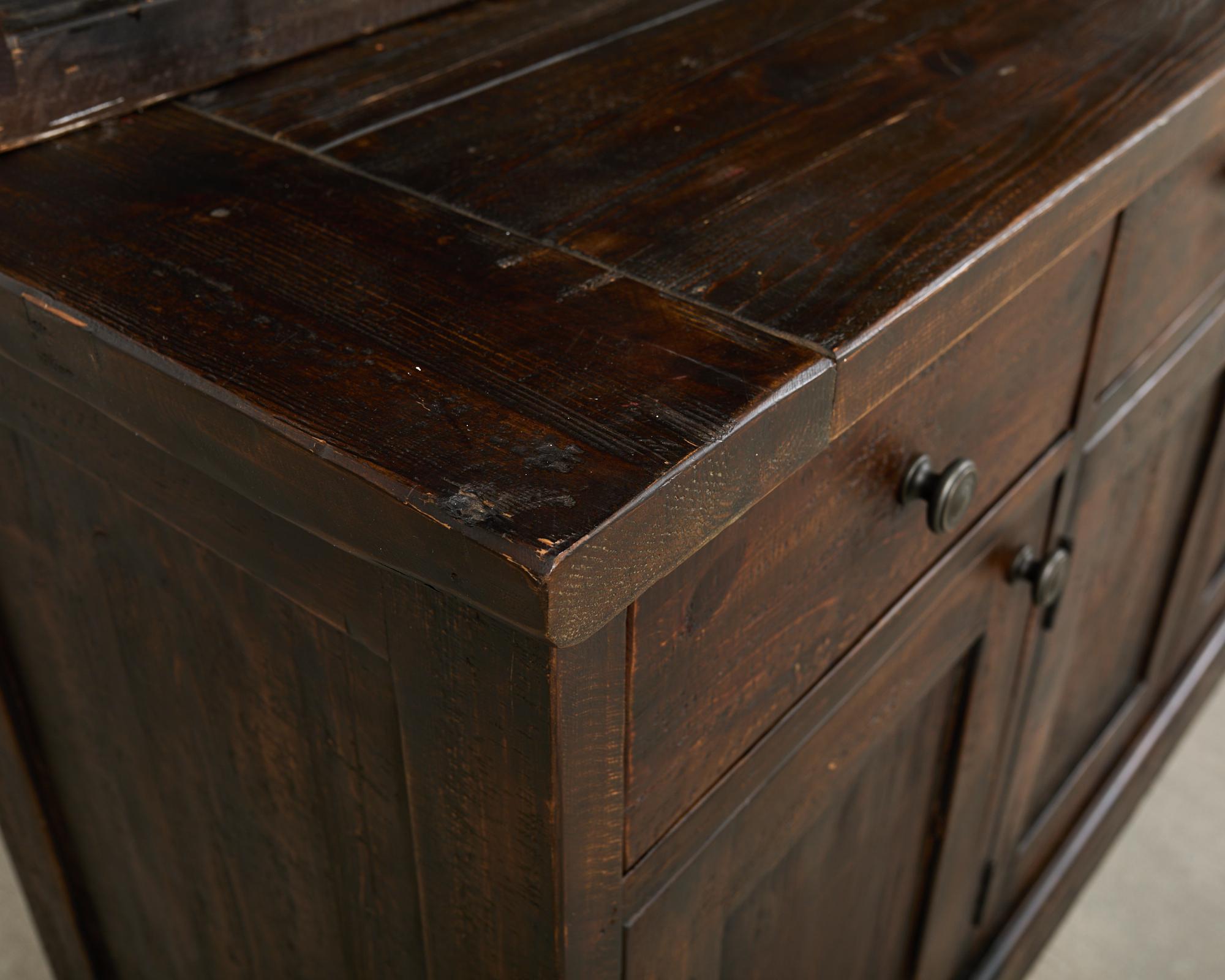 Timothy Oulton Design Englischer Winzerschrank aus Altholz im Angebot 11