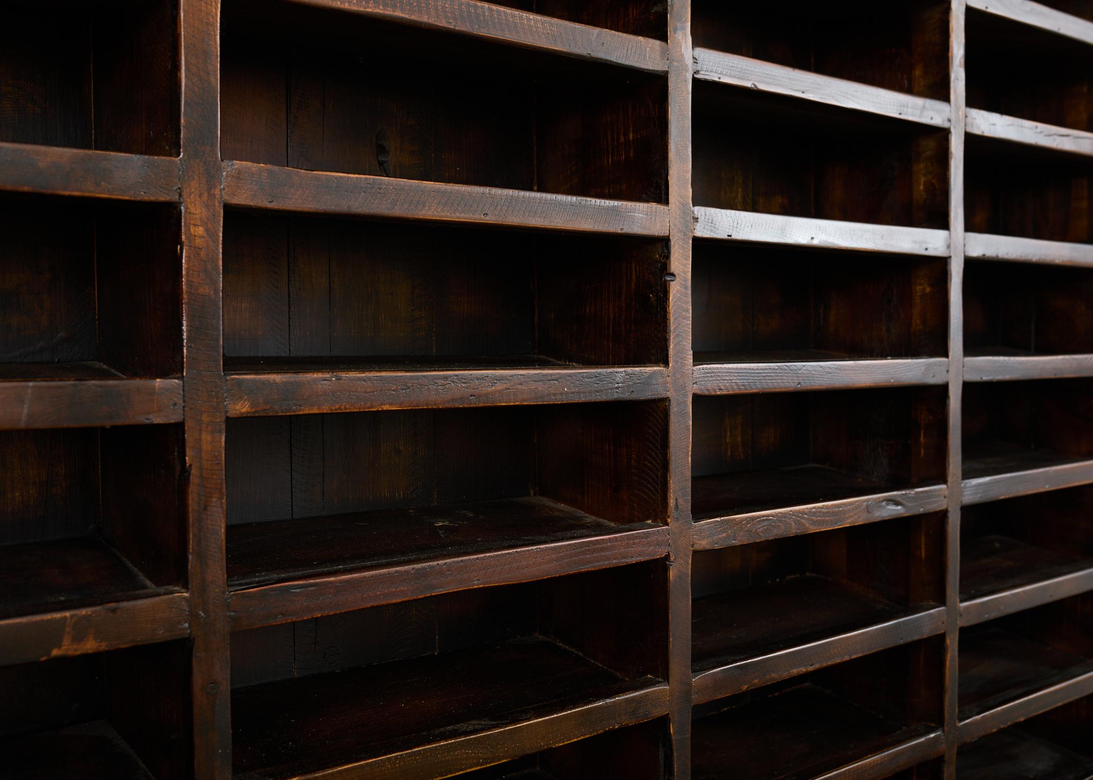 Timothy Oulton Design Englischer Winzerschrank aus Altholz im Angebot 12