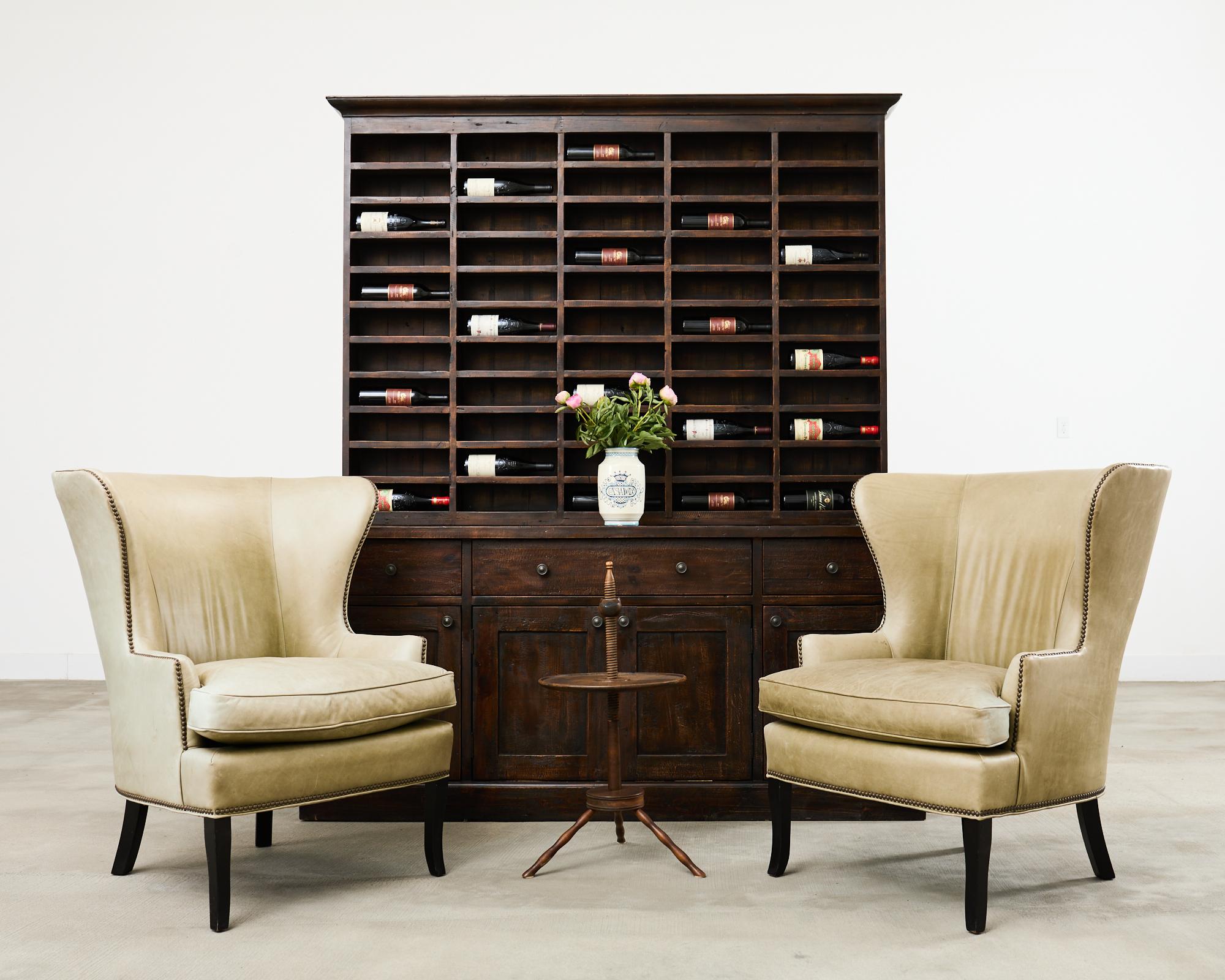 Rustikaler und seltener zweiteiliger Weinflaschenschrank aus Kiefer, entworfen von Timothy Oulton für Restoration Hardware. Handgefertigt aus 100 Jahre alter britischer Kiefer aus architektonisch geretteten Gebäuden. Gefertigt aus grob behauenen