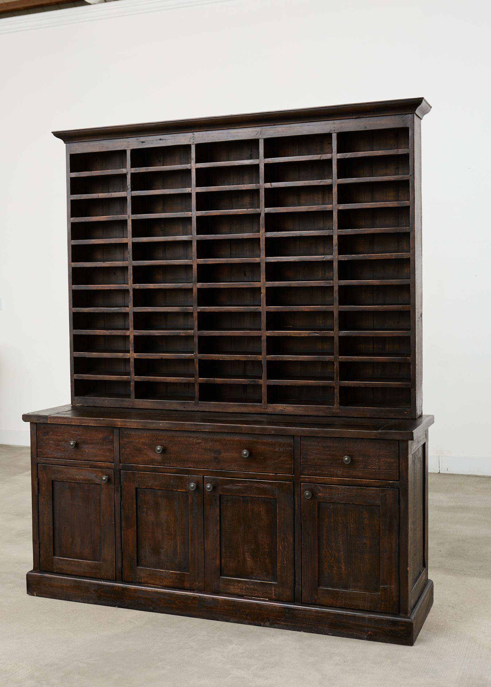 Timothy Oulton Design Englischer Winzerschrank aus Altholz im Zustand „Starke Gebrauchsspuren“ im Angebot in Rio Vista, CA