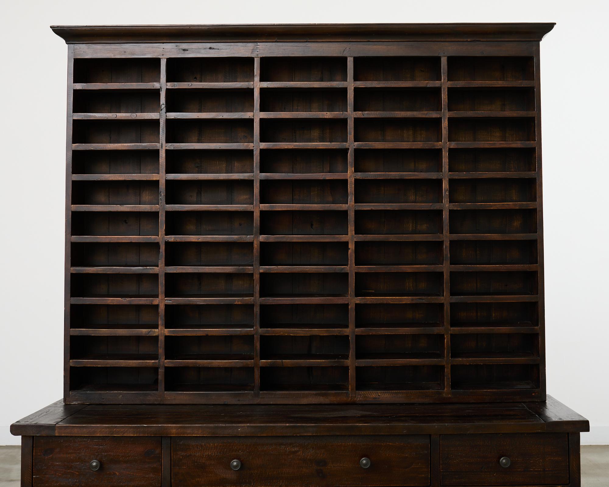 Timothy Oulton Design Englischer Winzerschrank aus Altholz (21. Jahrhundert und zeitgenössisch) im Angebot
